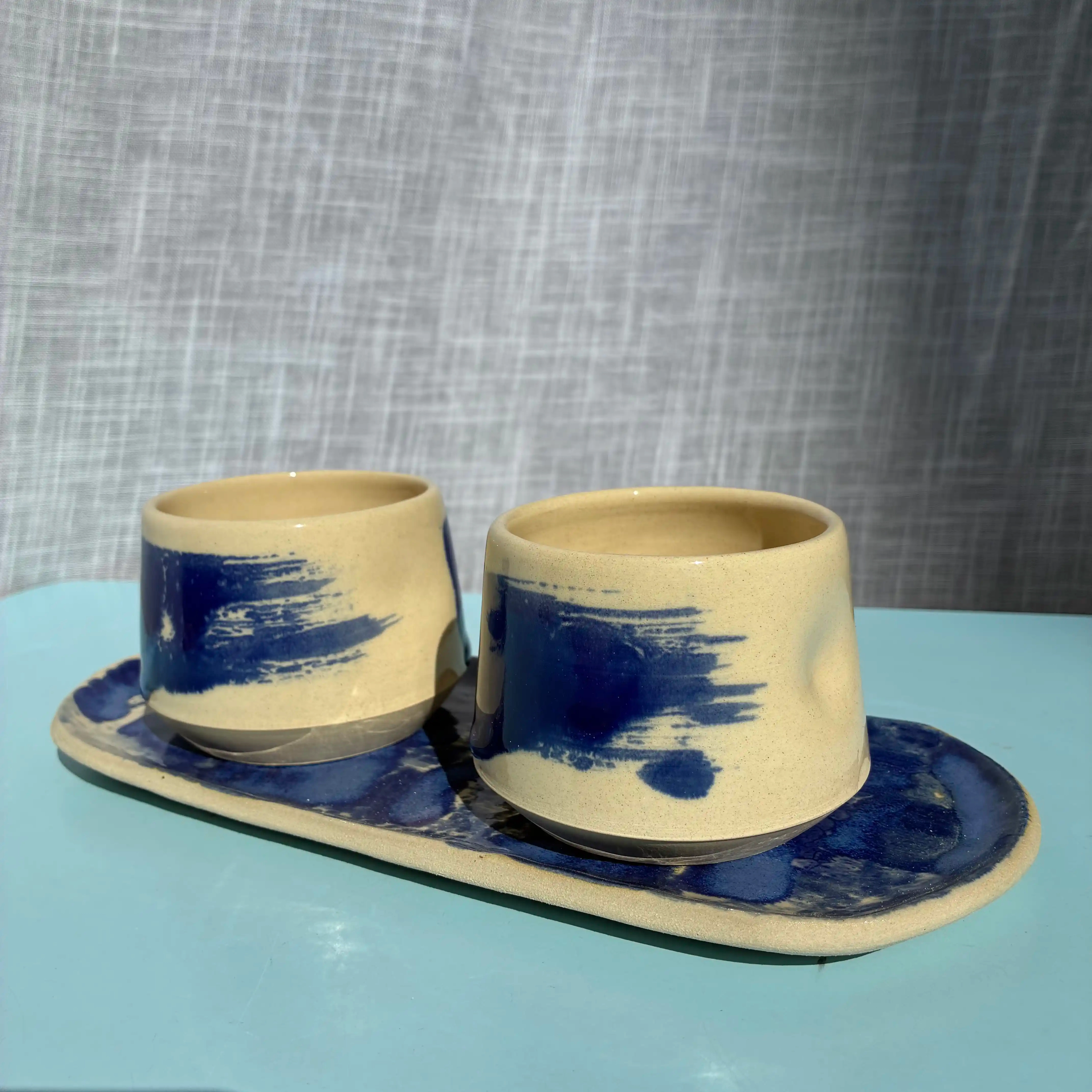 Tasse moyenne et petit plateau en céramique