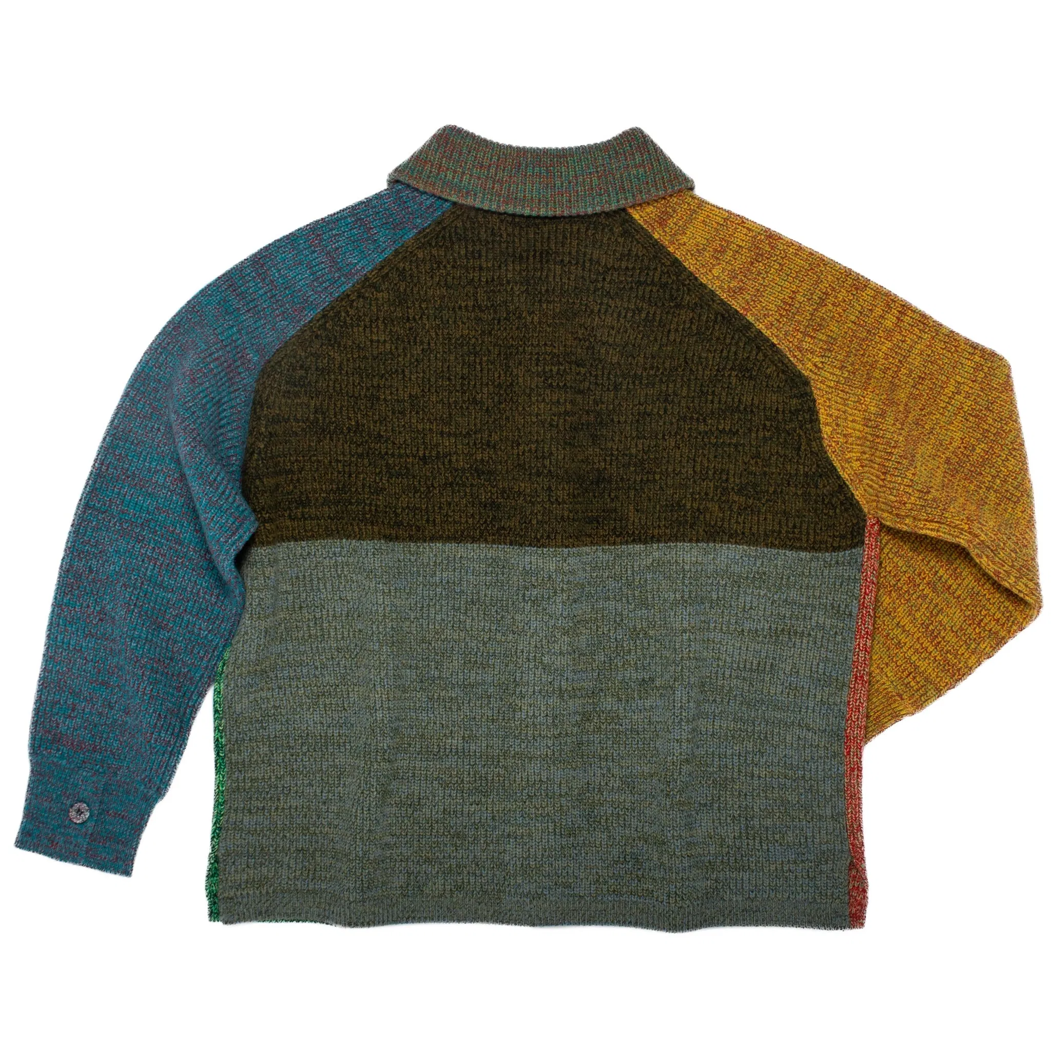 Veste/cardigan tricoté taille XL. UNA est un parfait mélange entre une veste et un cardigan, avec un col et des poignets boutonnés.
Elle présente des fentes sur les coutures latérales pour une coupe droite et structurée. Les boutons sont fabriqués à partir de plastique recyclé.
La couleur et le fil sont choisis par la roue de la fortune WYP, ce qui rend chaque pièce véritablement unique au monde.