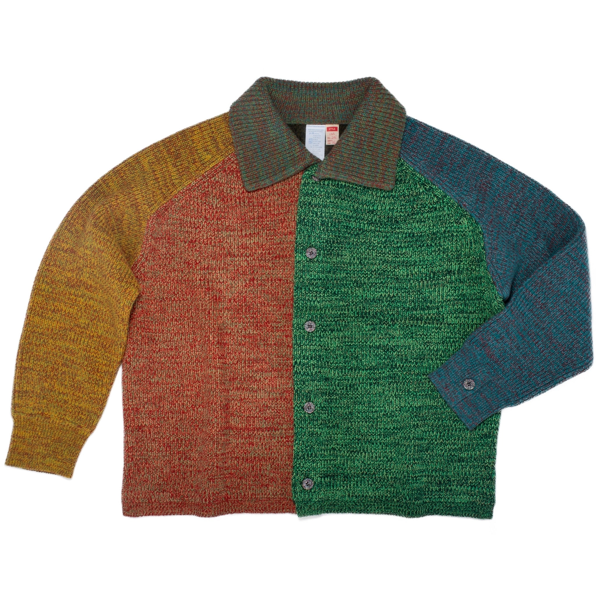 Veste/cardigan tricoté taille XL. UNA est un parfait mélange entre une veste et un cardigan, avec un col et des poignets boutonnés.
Elle présente des fentes sur les coutures latérales pour une coupe droite et structurée. Les boutons sont fabriqués à partir de plastique recyclé.
La couleur et le fil sont choisis par la roue de la fortune WYP, ce qui rend chaque pièce véritablement unique au monde.