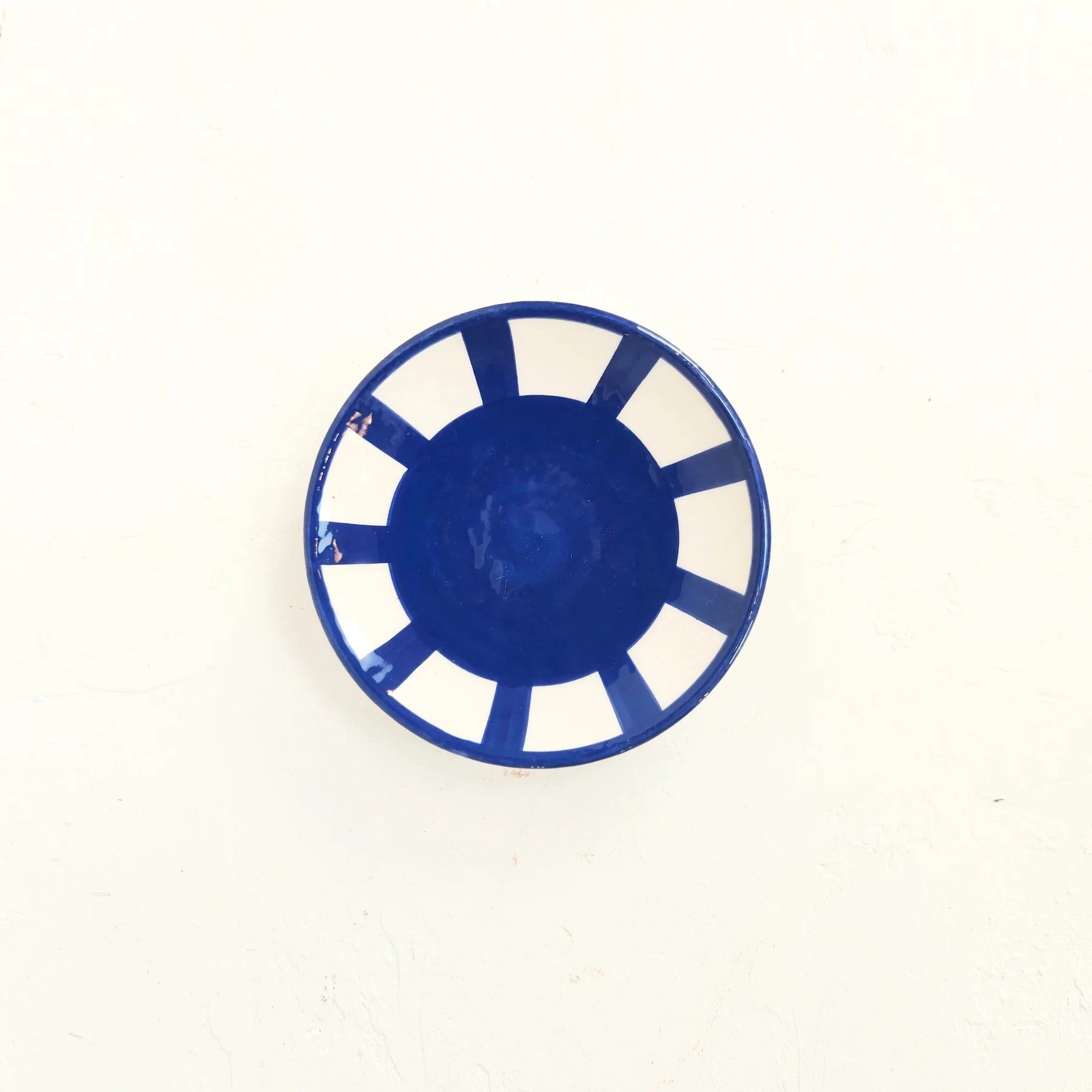 Chaque dessin est pensé pour s’associer aux autres motifs. Tous nos motifs sont imaginés et crées par et pour M3TISS et réalisés exclusivement pour la marque.
Amusez-vous à les associer entres elles.
Chaque pièce est tournée à la main par notre potier, puis enduite d’un engobe (émail blanc) avant d’être décorée à main levée de nos motifs uniques, puis émaillée et cuite une seconde fois afin de révéler la profondeur des couleurs.
Tous les dessins sont réalisés à main levée par notre dessinatrice Hind qui trace au crayon le contour du motif puis vient le peindre méticuleusement chaque pièce.