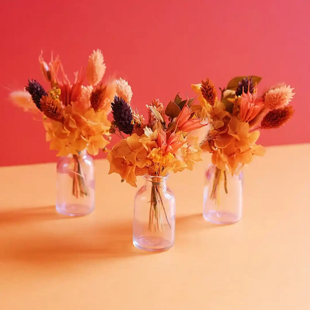 Trois petits bouquets de fleurs séchées, vendus avec leurs trois vases.
Matériaux : Fleurs séchées et stabilisées
Couleurs : Orange
Vase en option : Trois petits vases (identique sur la photo)