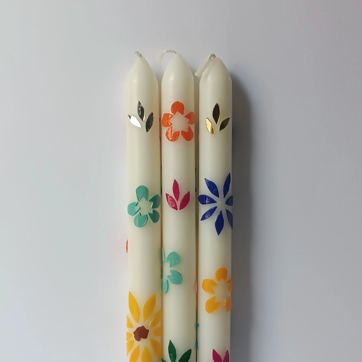 Décorée à la main par Kiri Megan dans son atelier parisien, chaque bougie est unique.
Durée de combustion variable : environ 8 heures.
Matériaux et dimensions
Dimensions : hauteur 230 mm, diamètre 18 mm
25 % cire d’origine végétale, 75 % paraffine de qualité supérieure, feuilles de cire, colle à cire, vernis pour bougie
Mèche 100 % coton
Combustion sans résidu ni fumée
Sans parfum.
Prix pour 1 bougie.