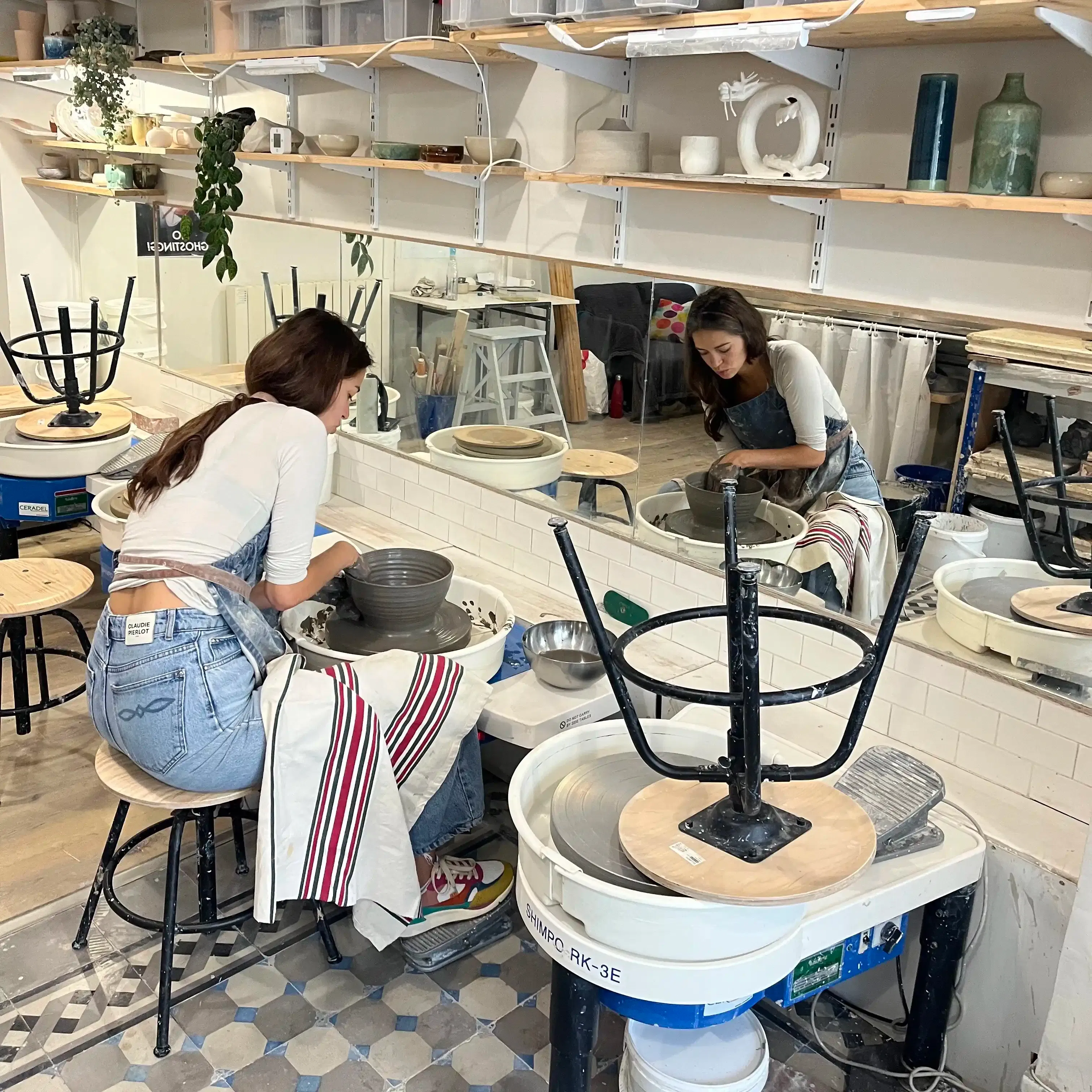 De la préparation de la terre jusqu'à votre pièce finale, vous apprendrez les techniques du tournage, tournassage, décor et émaillage de vos pièces (selon la formule choisie).
Ces cours adultes s'effectueront en petit groupe de 5 personnes maximum afin que chaque élève puisse profiter d'un enseignement personnalisé.