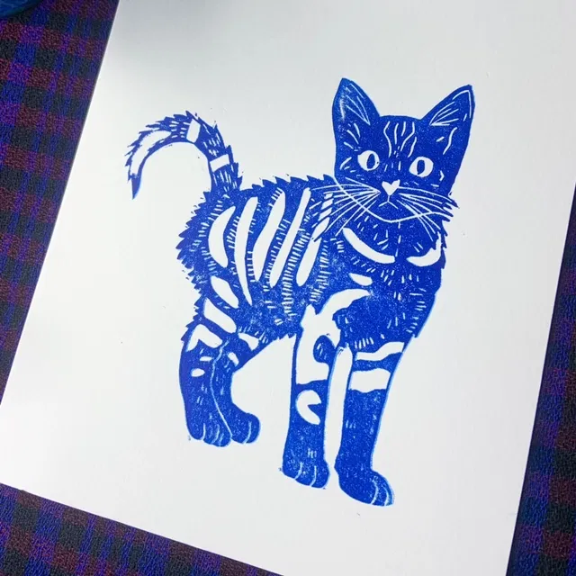 Le chaton polisson vient de faire une bêtise et de casser votre plus belle tasse en porcelaine!
Mais il est siiiii mignon.
-Format A5
-Numérotée sur 10 (édition Inktober). Je me réserve le droit de faire d’autres éditions ensuite sur format et papier différent.
-Papier extraweiss sans acide 170 gr/m2
-Impression avec une encre à l'huile aquawash bleu océan
-Signée manuellement sur l’avant
-Titrée et datée au dos
-Chaque estampe est unique, il peut y avoir des variations avec la photo : cela fait la beauté de la linogravure.
--
Le cadre n'est pas fourni
