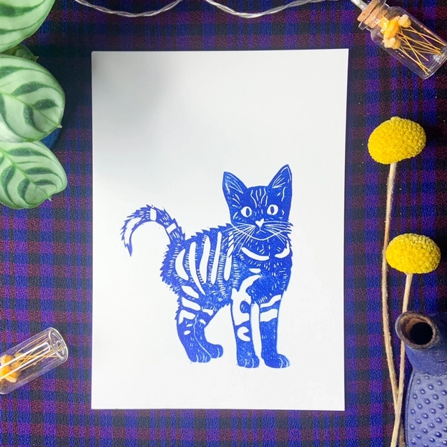 Le chaton polisson vient de faire une bêtise et de casser votre plus belle tasse en porcelaine!
Mais il est siiiii mignon.
-Format A5
-Numérotée sur 10 (édition Inktober). Je me réserve le droit de faire d’autres éditions ensuite sur format et papier différent.
-Papier extraweiss sans acide 170 gr/m2
-Impression avec une encre à l'huile aquawash bleu océan
-Signée manuellement sur l’avant
-Titrée et datée au dos
-Chaque estampe est unique, il peut y avoir des variations avec la photo : cela fait la beauté de la linogravure.
--
Le cadre n'est pas fourni