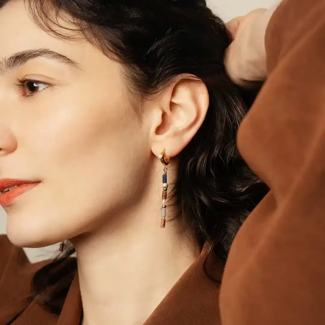 Les boucles d'oreilles CHIMERA se composent d'un mix de pierres aux nuances de couleurs variées, alterné avec des perles de métal dorée et argentée et des perles d'eau douce, le tout en subtile asymétrie.
Les bijoux Atelier Nicol sont entièrement fabriqués en laiton (sans nickel, non allergène), puis recouverts d'un bain d'or. Le placage trois microns permet à chaque pièce de pouvoir vous accompagner au quotidien et de durer dans le temps. Les bijoux plaqué argent sont, quant à eux, recouvert d'un bain d'argent de dix microns.