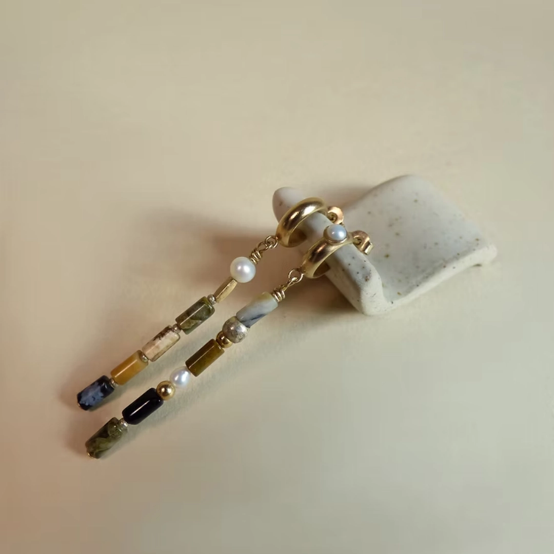 Les boucles d'oreilles CHIMERA se composent d'un mix de pierres aux nuances de couleurs variées, alterné avec des perles de métal dorée et argentée et des perles d'eau douce, le tout en subtile asymétrie.
Les bijoux Atelier Nicol sont entièrement fabriqués en laiton (sans nickel, non allergène), puis recouverts d'un bain d'or. Le placage trois microns permet à chaque pièce de pouvoir vous accompagner au quotidien et de durer dans le temps. Les bijoux plaqué argent sont, quant à eux, recouvert d'un bain d'argent de dix microns.