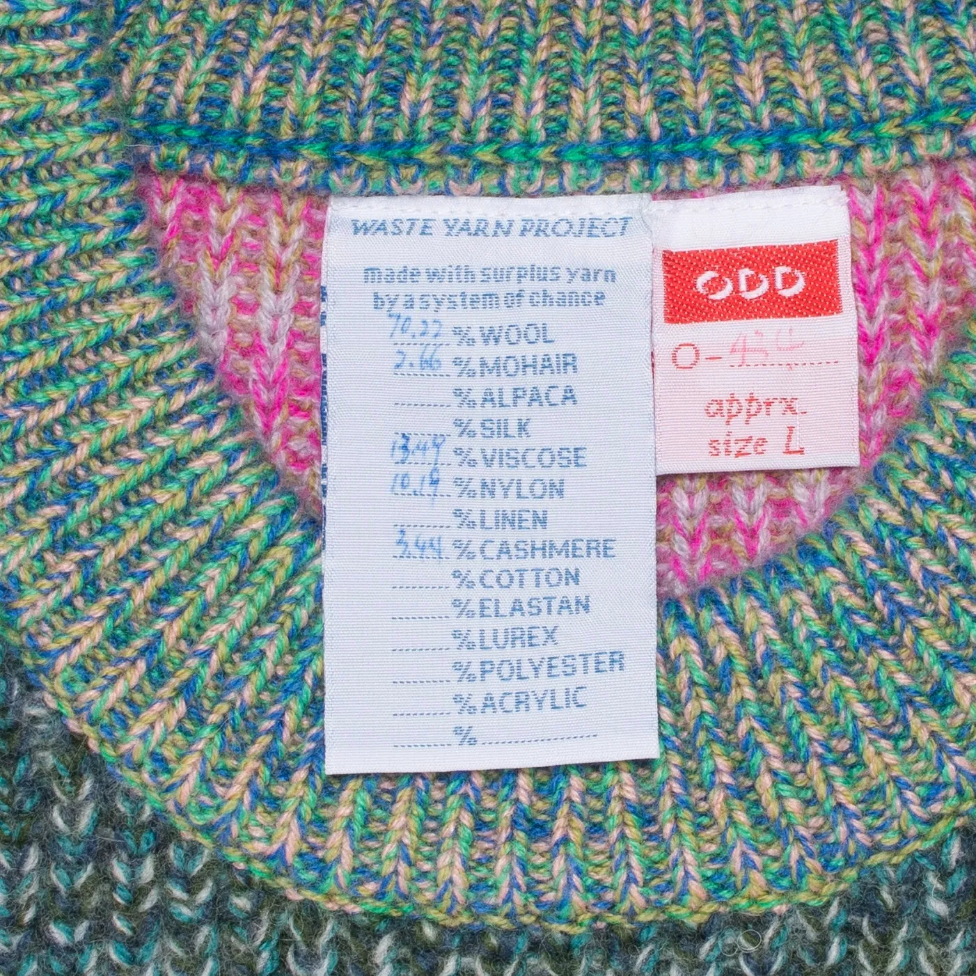 Pull tricoté taille L. ODD est notre pull ras-du-cou classique, parfaitement imparfait.
Sa coupe droite et décontractée est complétée par des épaules tombantes.
Le modèle est défini, mais les couleurs et le fil sont choisis par la roue de la fortune WYP.
Ainsi, chaque pièce est vraiment unique au monde !