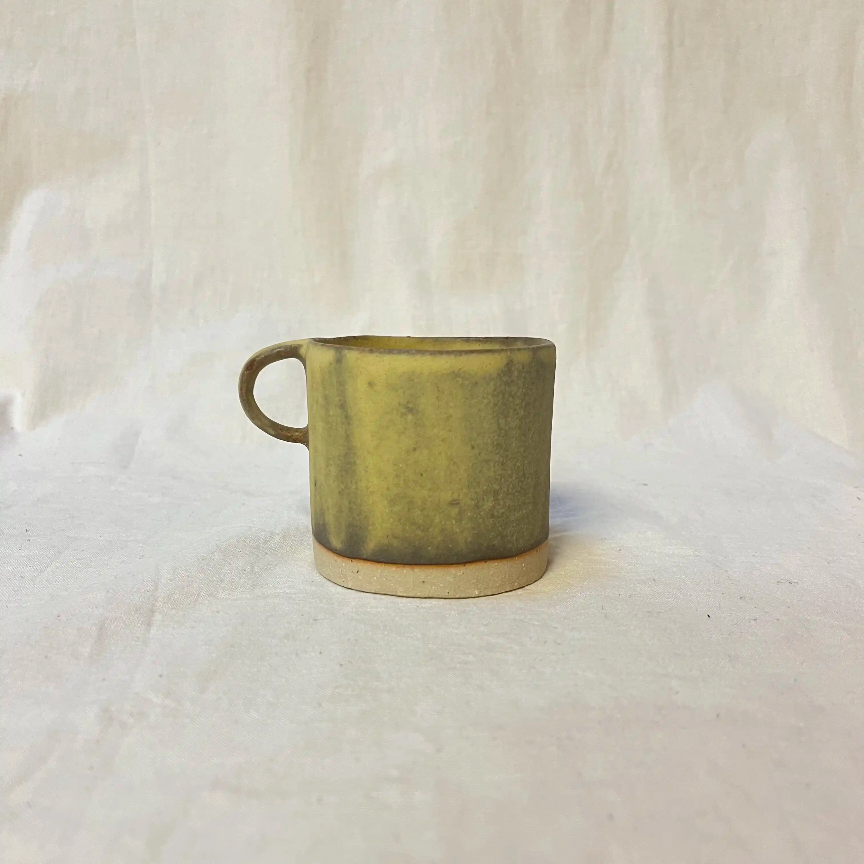 Tasse en grès à la plaque