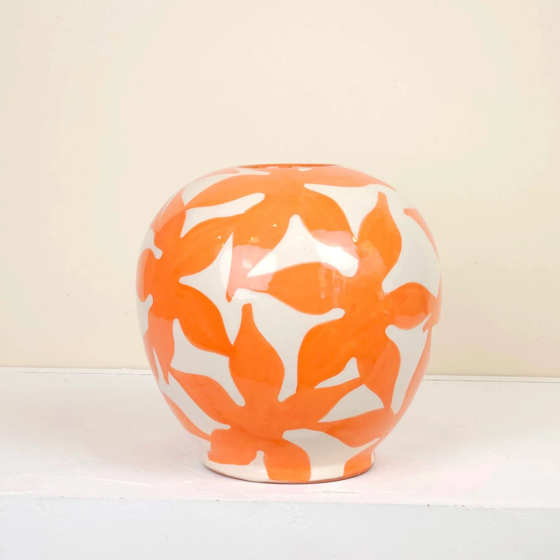 Vase en céramique, tourné et peint à main levée dans notre atelier.
Chaque pièce est unique.
Sa forme élancée et ses lignes simples en font un bel objet de décoration, à poser seul ou en composition.
Disponible en plusieurs couleurs. Hauteur 25cm / Diamètre 12 cm.