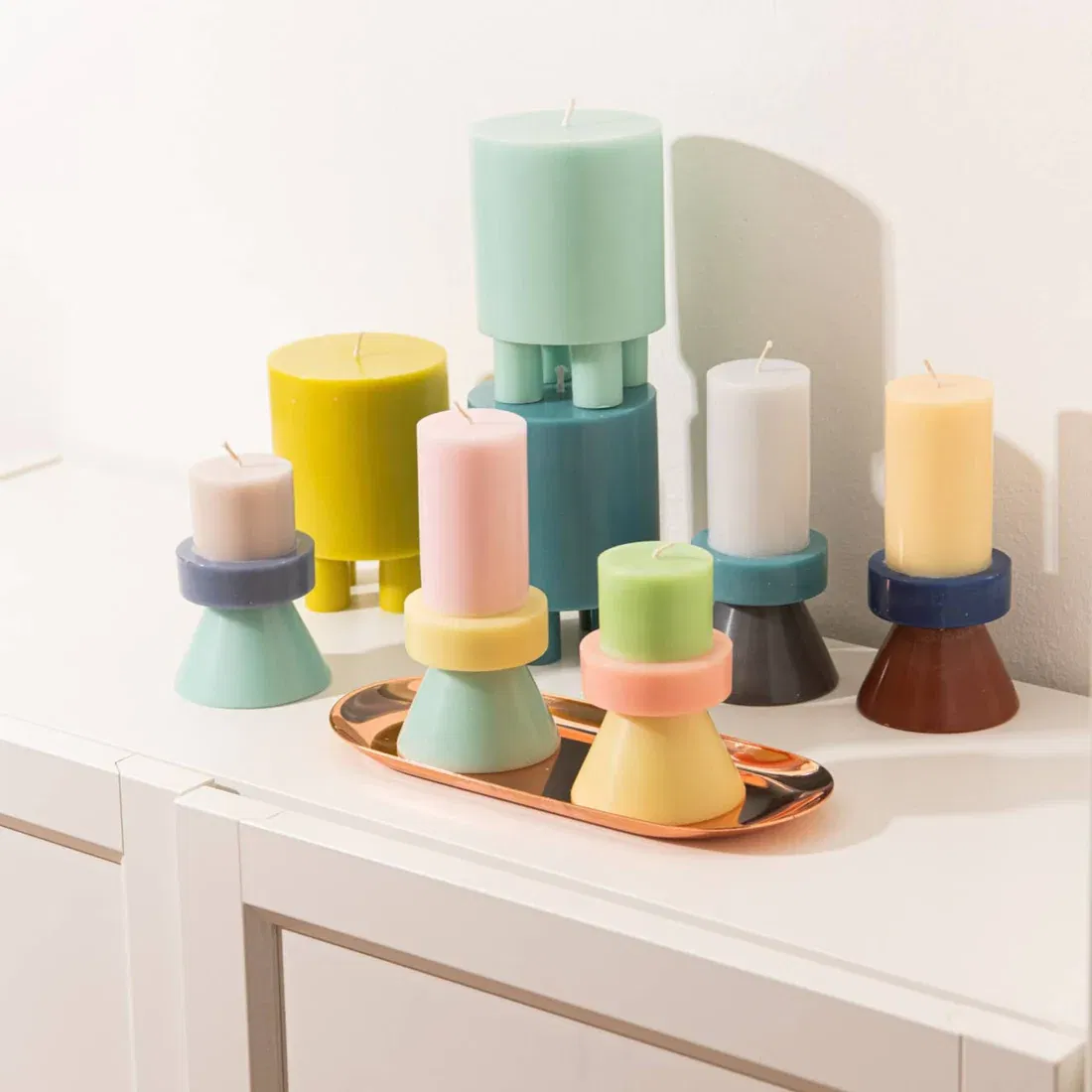 Ces bougies à la cire végétale (sans paraffine) sont coulées à la main par des artisans qualifiés du commerce équitable, couche après couche pour former un effet multicolore, grâce à des teintures de couleurs écologiques. Chaque bougie aura donc une finition propre qui ajoutera à son caractère unique.
Dimensions : Ø 7 x H 14,5 cm - 240 g
Durée de combustion : environ 30h