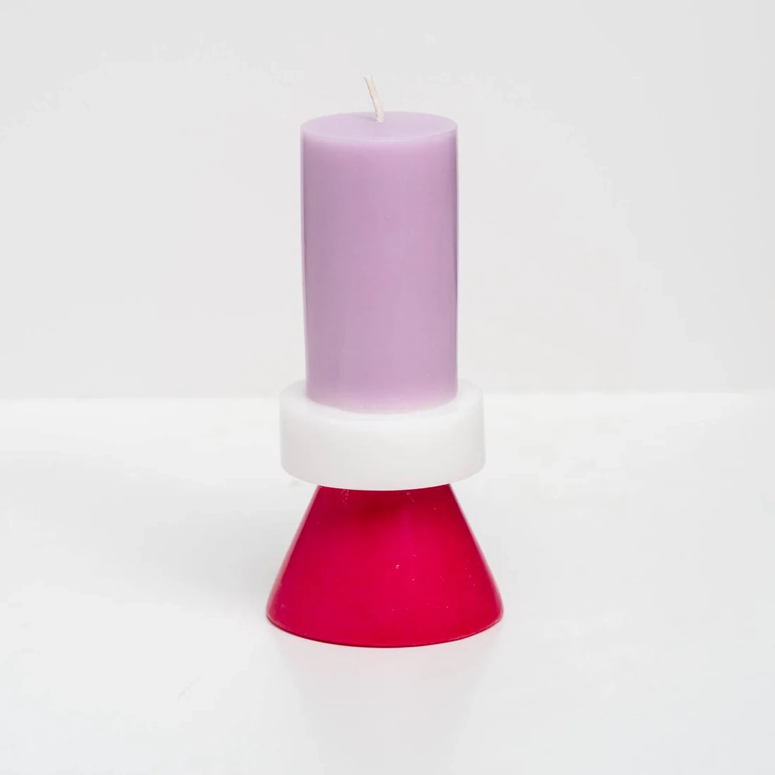 Ces bougies à la cire végétale (sans paraffine) sont coulées à la main par des artisans qualifiés du commerce équitable, couche après couche pour former un effet multicolore, grâce à des teintures de couleurs écologiques. Chaque bougie aura donc une finition propre qui ajoutera à son caractère unique.
Dimensions : Ø 7 x H 14,5 cm - 240 g
Durée de combustion : environ 30h