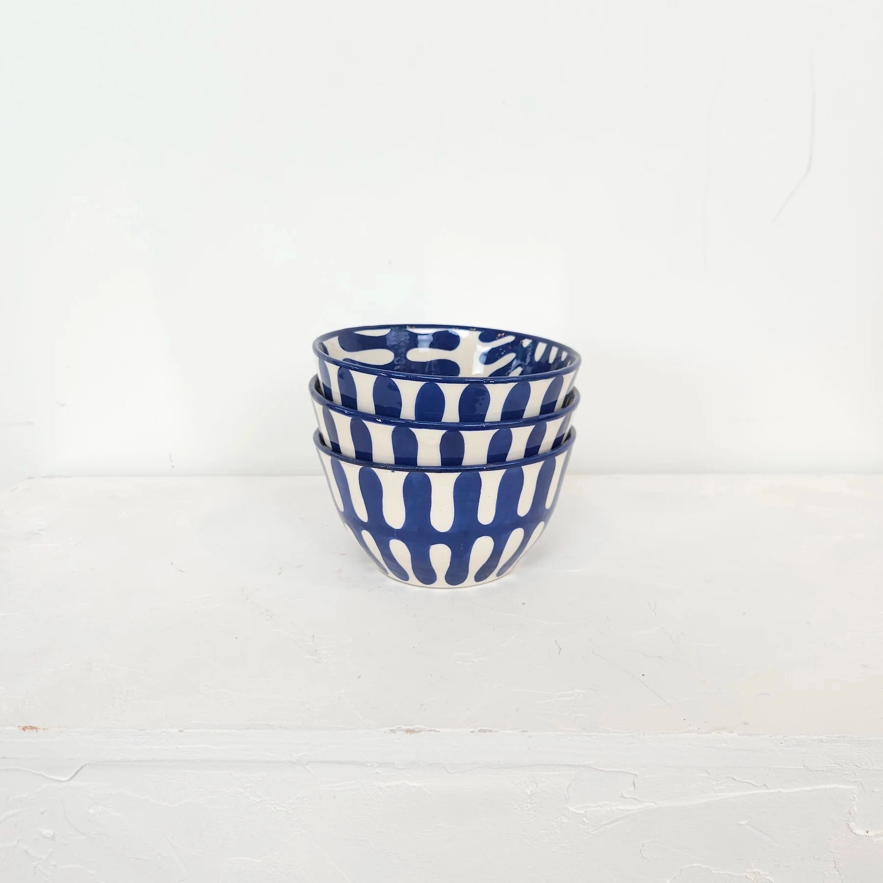 Créez une table unique et colorée en jouant avec les tailles, les motifs et les couleurs.
Chaque dessin est pensé pour s'associer aux autres motifs. Tous nos motifs sont imaginés et créés par et pour M3TISS et réalisés exclusivement pour la marque.
Chaque pièce est tournée à la main par notre potier, puis enduite d'un engobe (émail blanc) avant d'être décorée à main levée de nos motifs uniques, puis émaillée et cuite une seconde fois afin de révéler la profondeur des couleurs.
Tous les dessins sont réalisés à main levée par notre dessinatrice Hind qui trace au crayon le contour du motif puis vient le peindre méticuleusement chaque pièce.
Chaque pièce est unique. Le design peut légèrement varier. Ainsi, de légères marques et fissures infimes - propres au « fait main » - peuvent éventuellement être perceptibles. L'imperfection devient dès lors de la beauté.