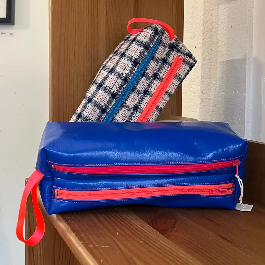 Trousse double en deux formats (écolier et toilette). Tissu chinois tissé à la main, et vinyle