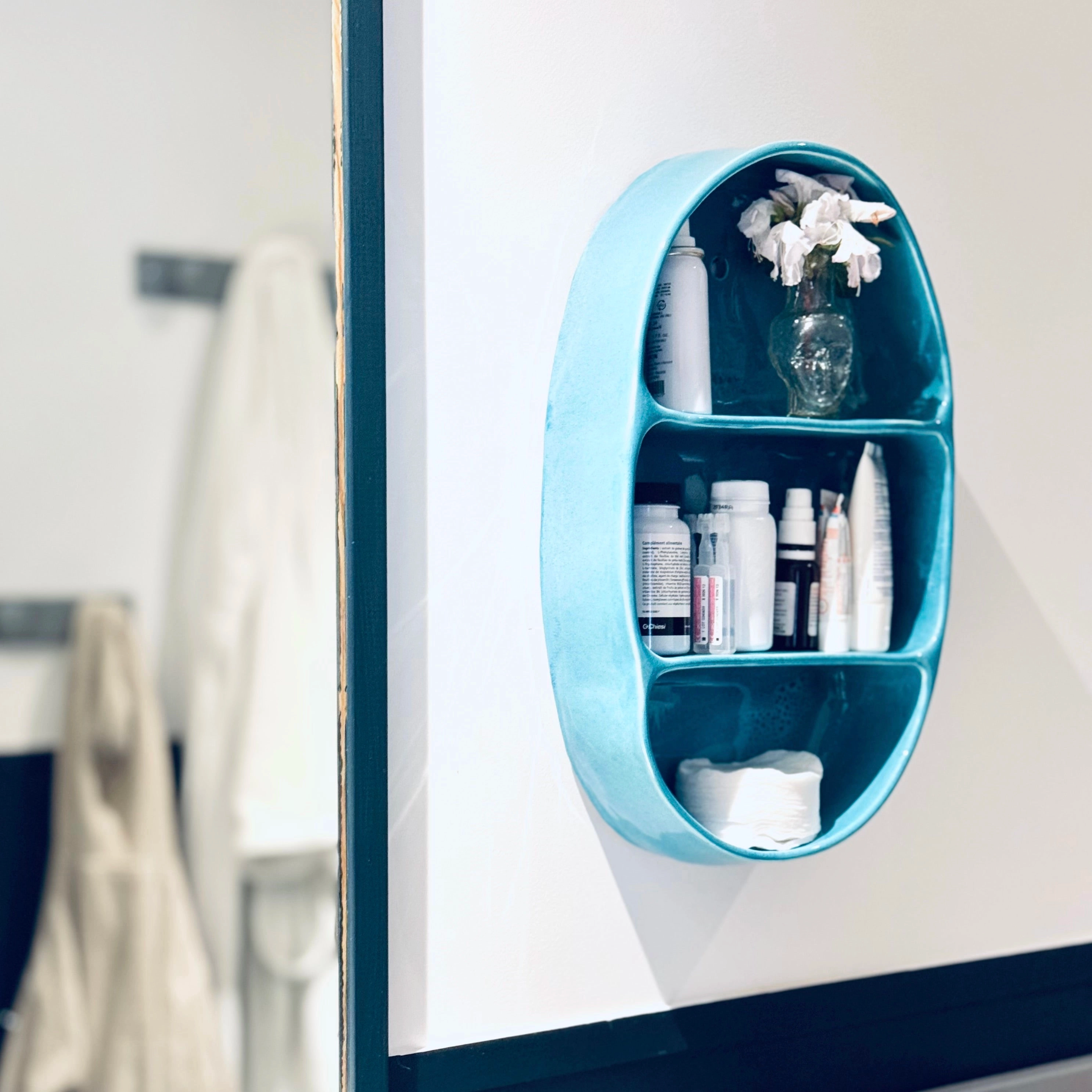 Étagère en faïence, émaillée bleu turquoise, fabriquée à la main à Paris. Environ 43 cm x 28 cm x 9 cm (6 cm à l’intérieur). CAP Céramique Artisanale Parisienne. Dispo sur commande dans la couleur de votre choix.