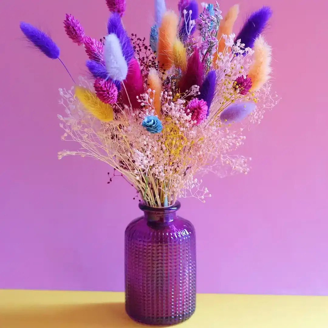 Un bouquet de fleurs séchées aux teintes vibrantes, disponible avec ou sans son vase assorti.
Matériaux : Fleurs séchées et stabilisées
Couleurs : Orange, rose, fuchsia, jaune, violet et bleu
Vase en option : Vase en verre violet, tel que présenté sur la photo (en option : +12€)