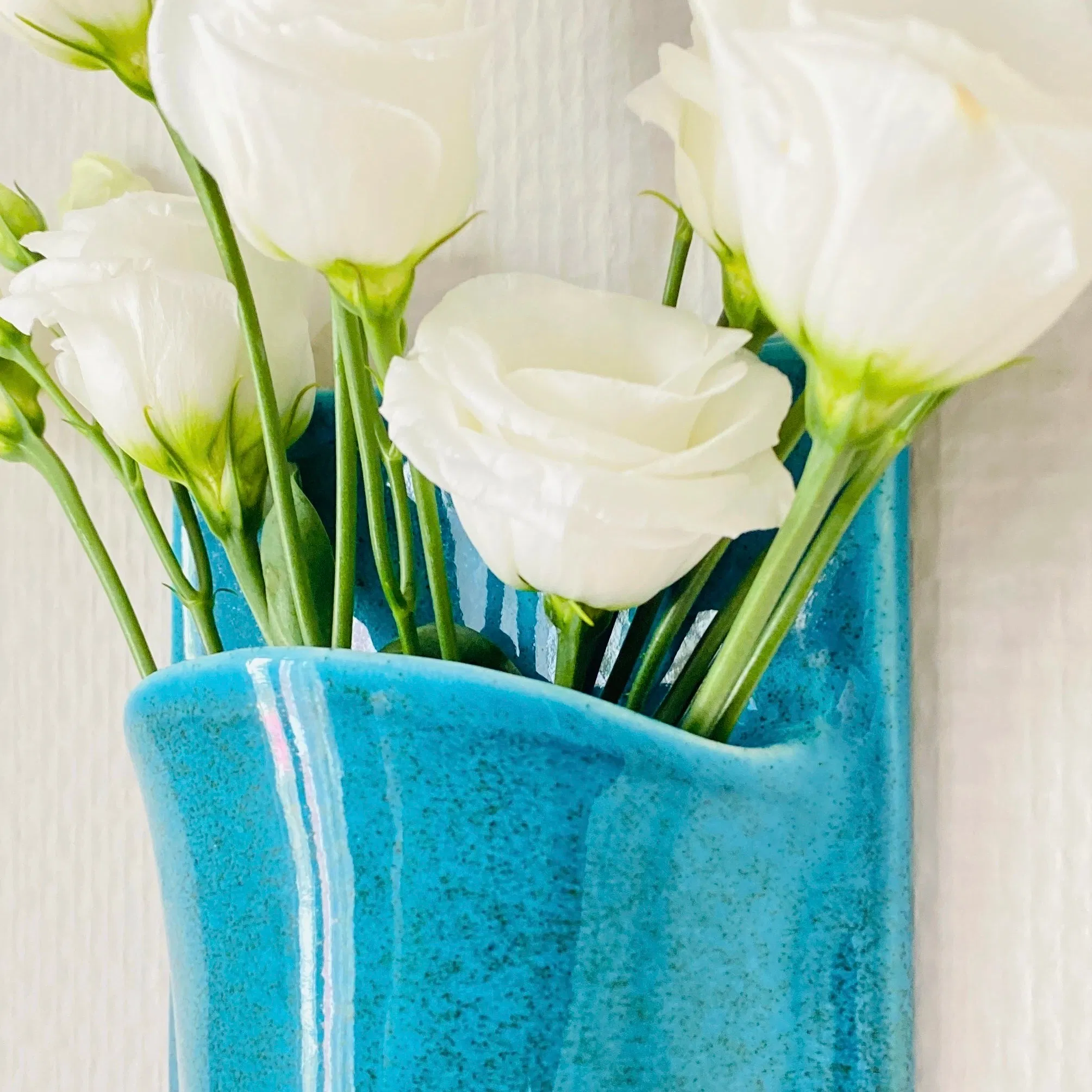 Vase mural en faience, fabriqué à la main à Paris. Émaille bleu turquoise. Environ 19x10x5 cm. Dispo sur commande dans la couleur de votre choix. CAP Céramique Artisanale Parisienne.