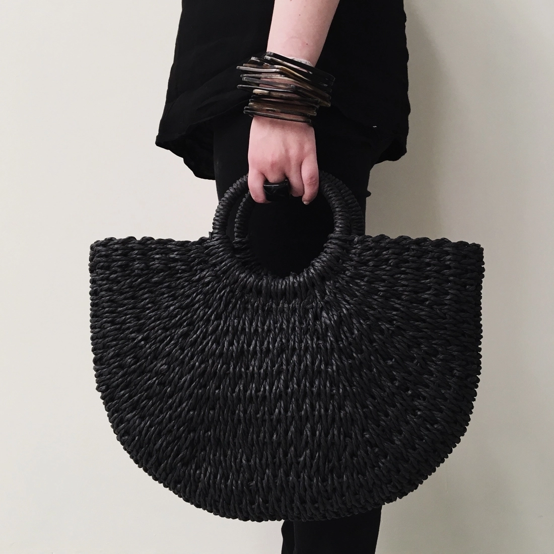 Sac à main en bananier tressé et teint.
Fabrication artisanale.
Matière : Bananier
Couleur : Noir
Taille :
Hauteur 38cm x Largeur 42cm
