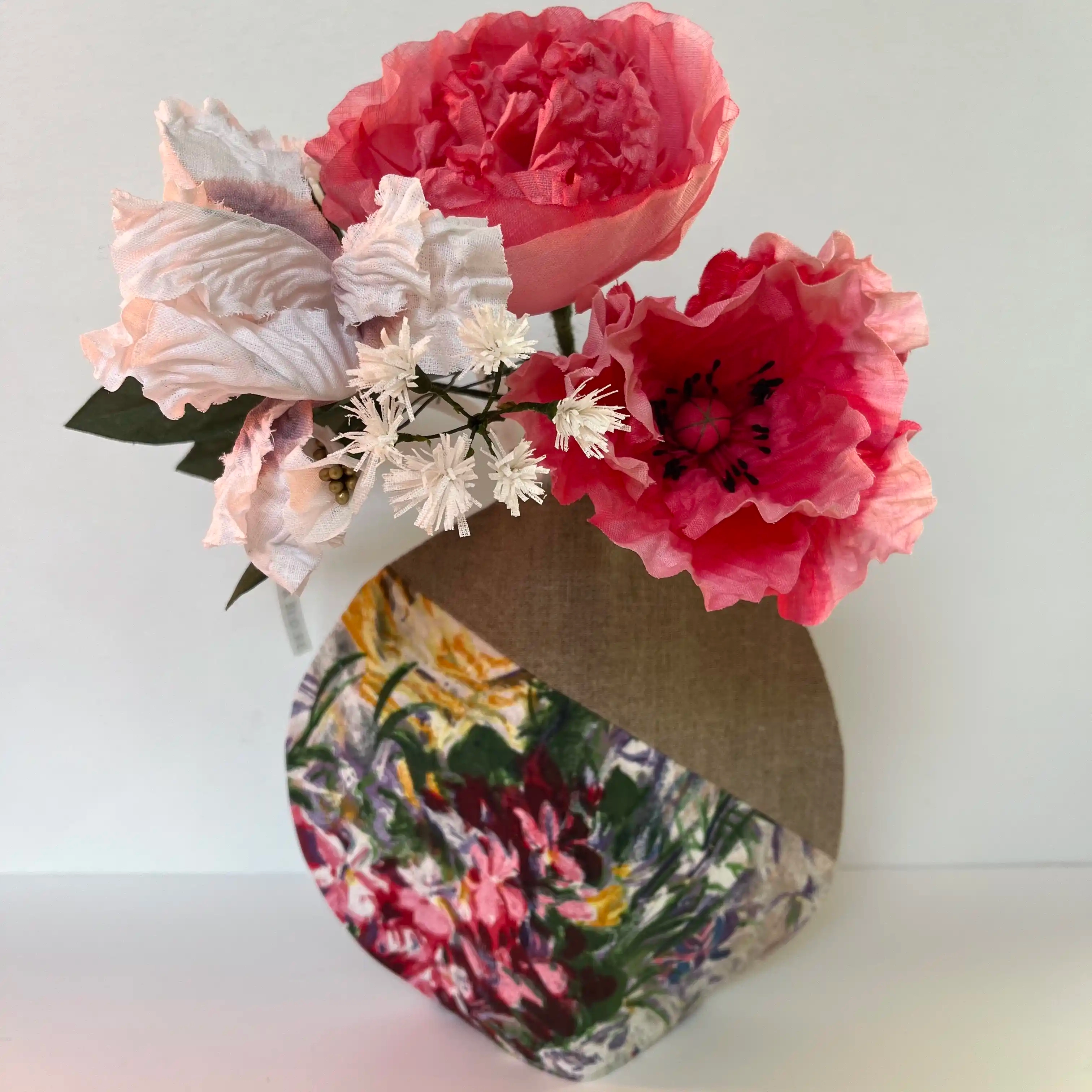 Bouquet de fleurs en lin faites à la main dans une robe de vase en lin et tissu ancien