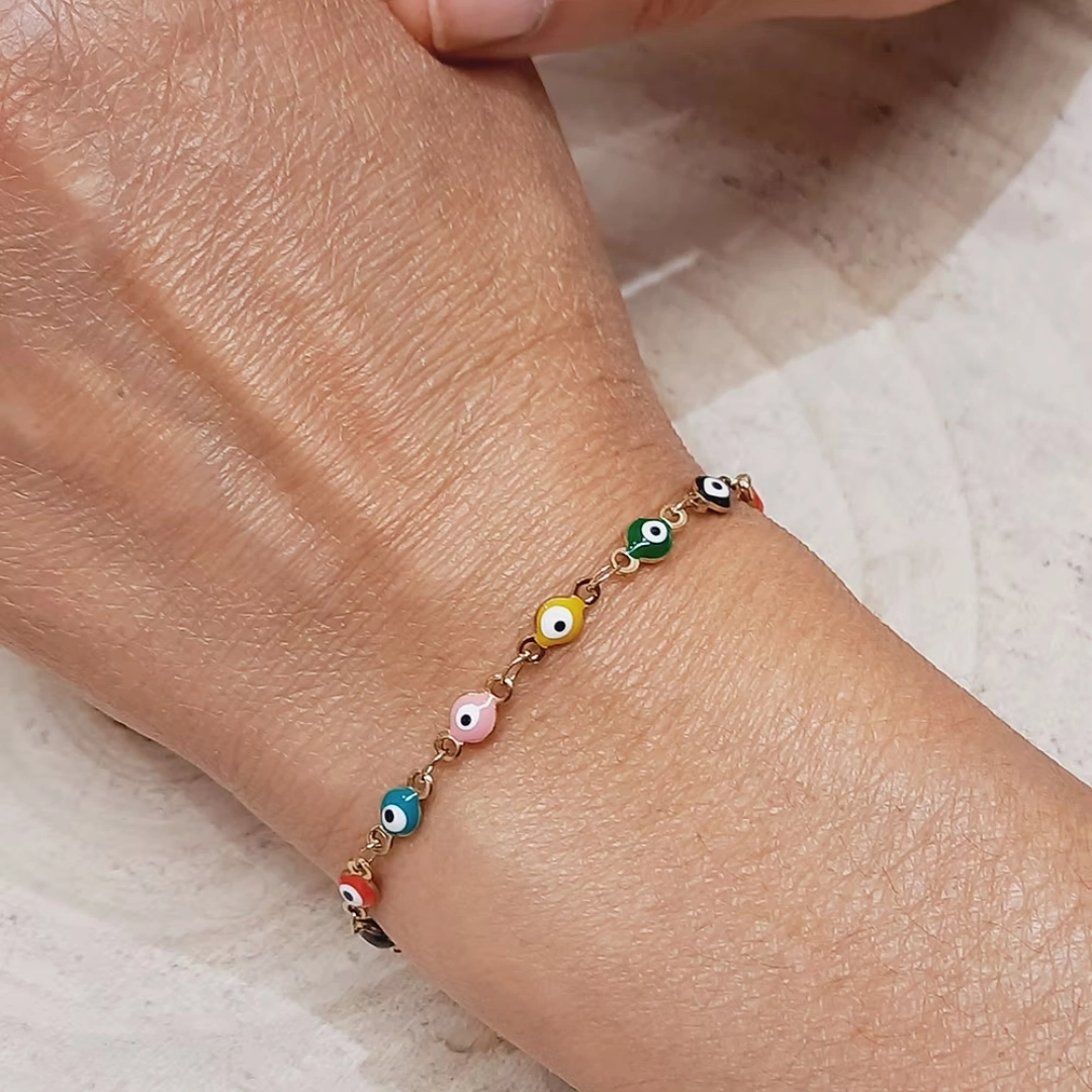 Ces petites pampilles émaillées en formes d'oeil de toutes les couleurs, ont la réputation de repousser le malheur et l’infortune, créant ainsi une bulle protectrice autour de celui qui le porte, de son entourage proche et de ses biens.
Sa réputation remonte à l’Antiquité, où il était déjà vénéré pour sa capacité à porter chance et protéger du mauvais œil. Faites l'expérience de sa puissance protectrice en l'ajoutant à votre collection de bijoux.