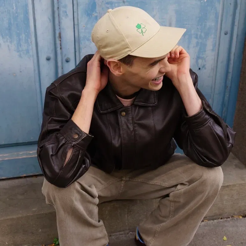 Exprimez votre créativité en personnalisant vos vêtements avec une broderie de votre choix !
Nous vous offrons la possibilité de laisser libre cours à vos envies en réalisant une broderie sur mesure jusqu'à 5 x 5 cm.
Que ce soit pour un cadeau spécial ou pour exprimer votre style unique, laissez-nous transformer votre vision en réalité sur votre vêtement préféré.
À partir de 25€ TTC