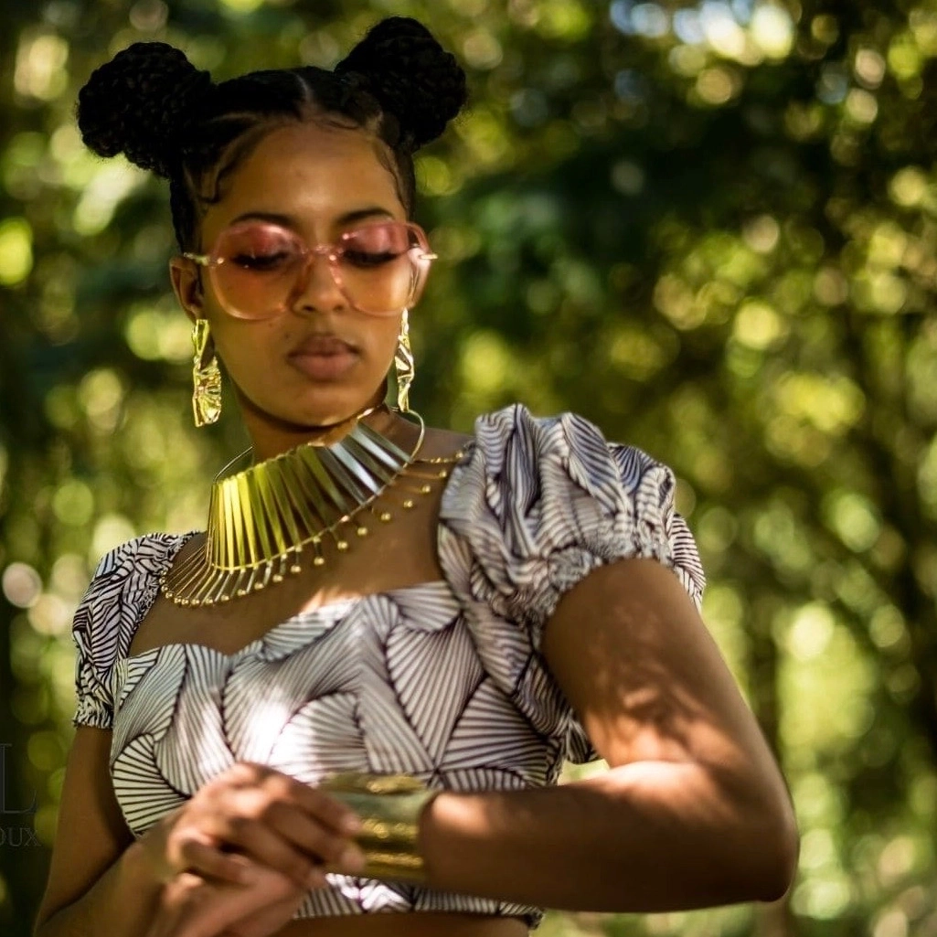 Beau collier doré, juste ce qu’il vous faut pour sublimer vos sorties cérémonie et rencontres.