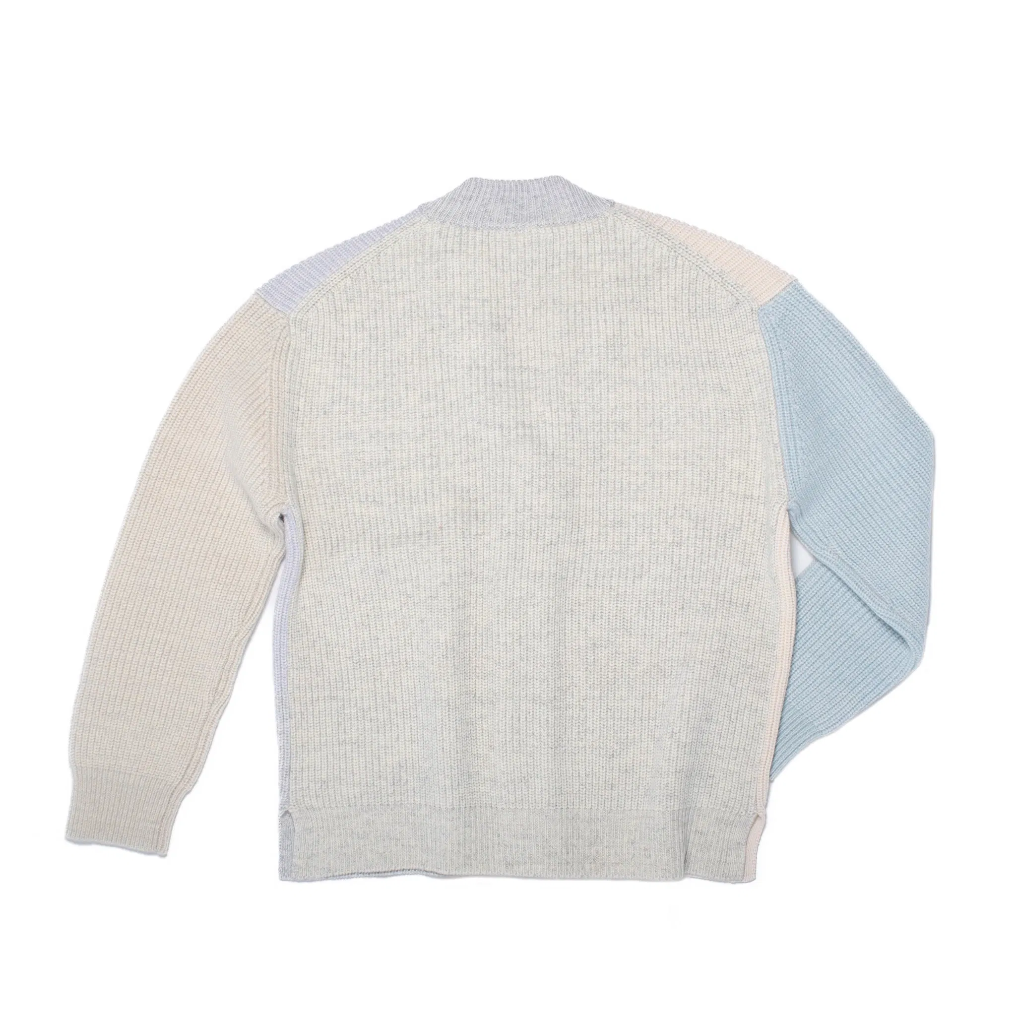 Cardigan tricoté taille S. PATTI est un cardigan à col en V avec une large patte de boutonnage façon patchwork.
Sa coupe droite et décontractée présente des épaules tombantes et des fentes sur les coutures latérales. Les boutons sont fabriqués à partir de plastique recyclé.
Le modèle est défini, mais les couleurs et le fil sont choisis par la roue de la fortune WYP, ce qui rend chaque pièce véritablement unique au monde.