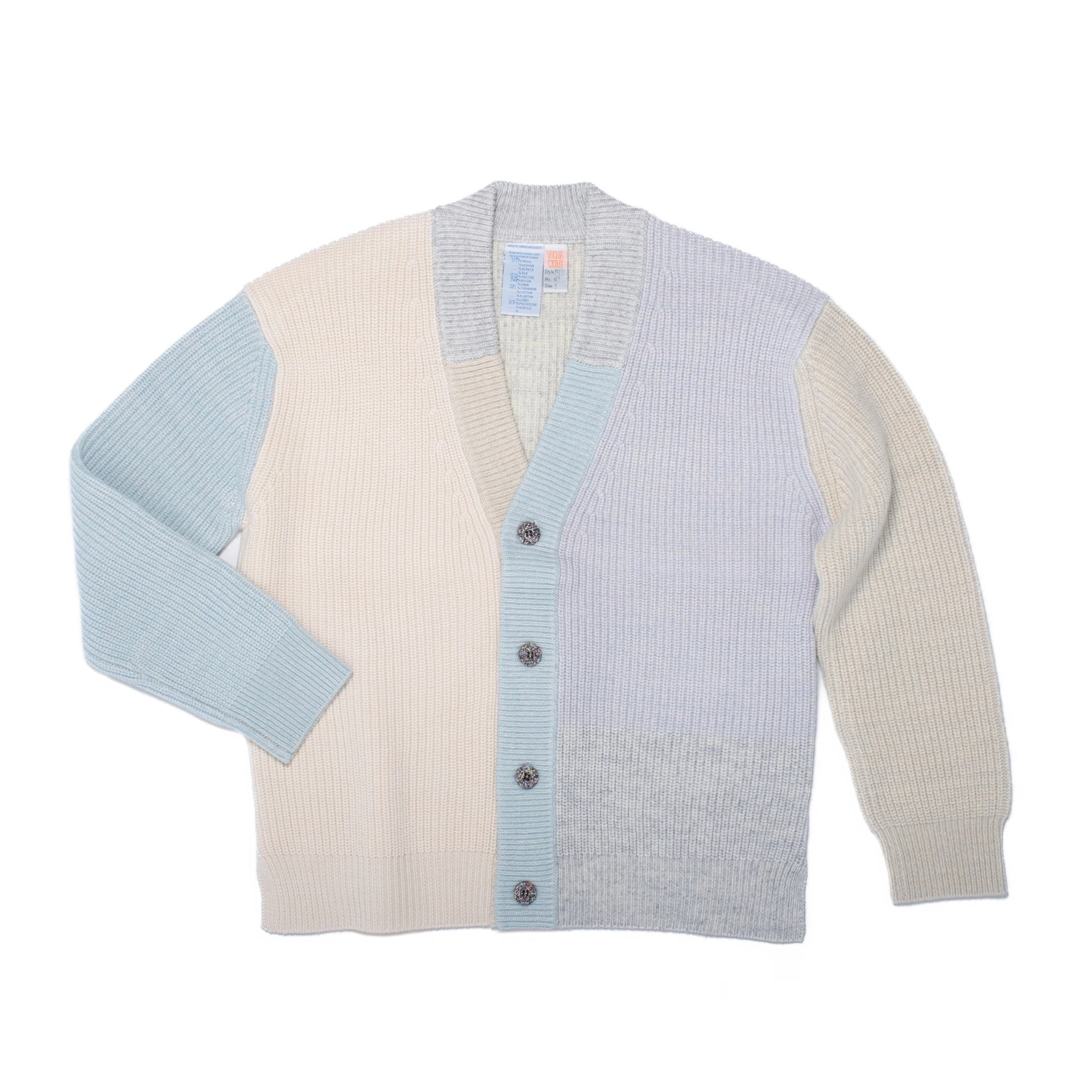 Cardigan tricoté taille S. PATTI est un cardigan à col en V avec une large patte de boutonnage façon patchwork.
Sa coupe droite et décontractée présente des épaules tombantes et des fentes sur les coutures latérales. Les boutons sont fabriqués à partir de plastique recyclé.
Le modèle est défini, mais les couleurs et le fil sont choisis par la roue de la fortune WYP, ce qui rend chaque pièce véritablement unique au monde.