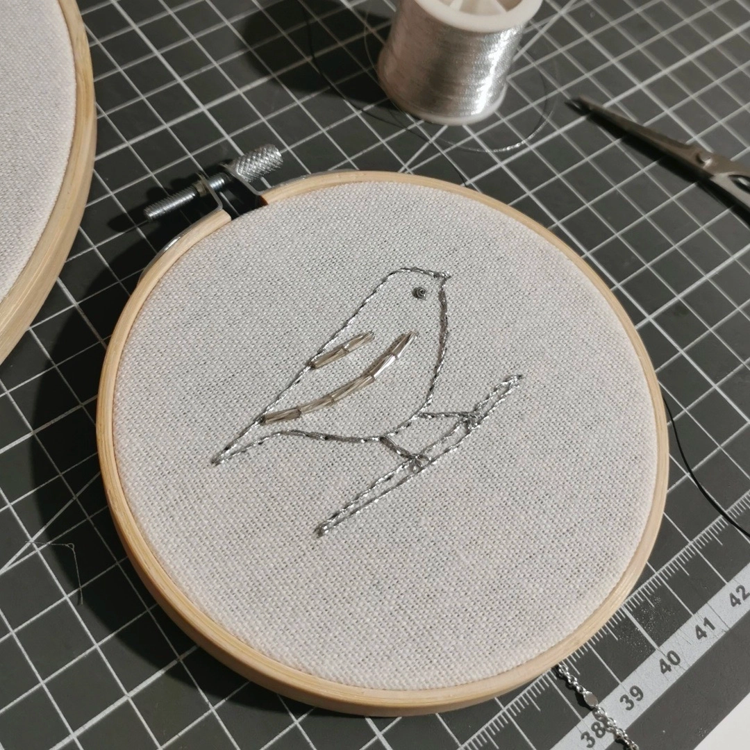 Atelier broderie oiseau au fil or / argent