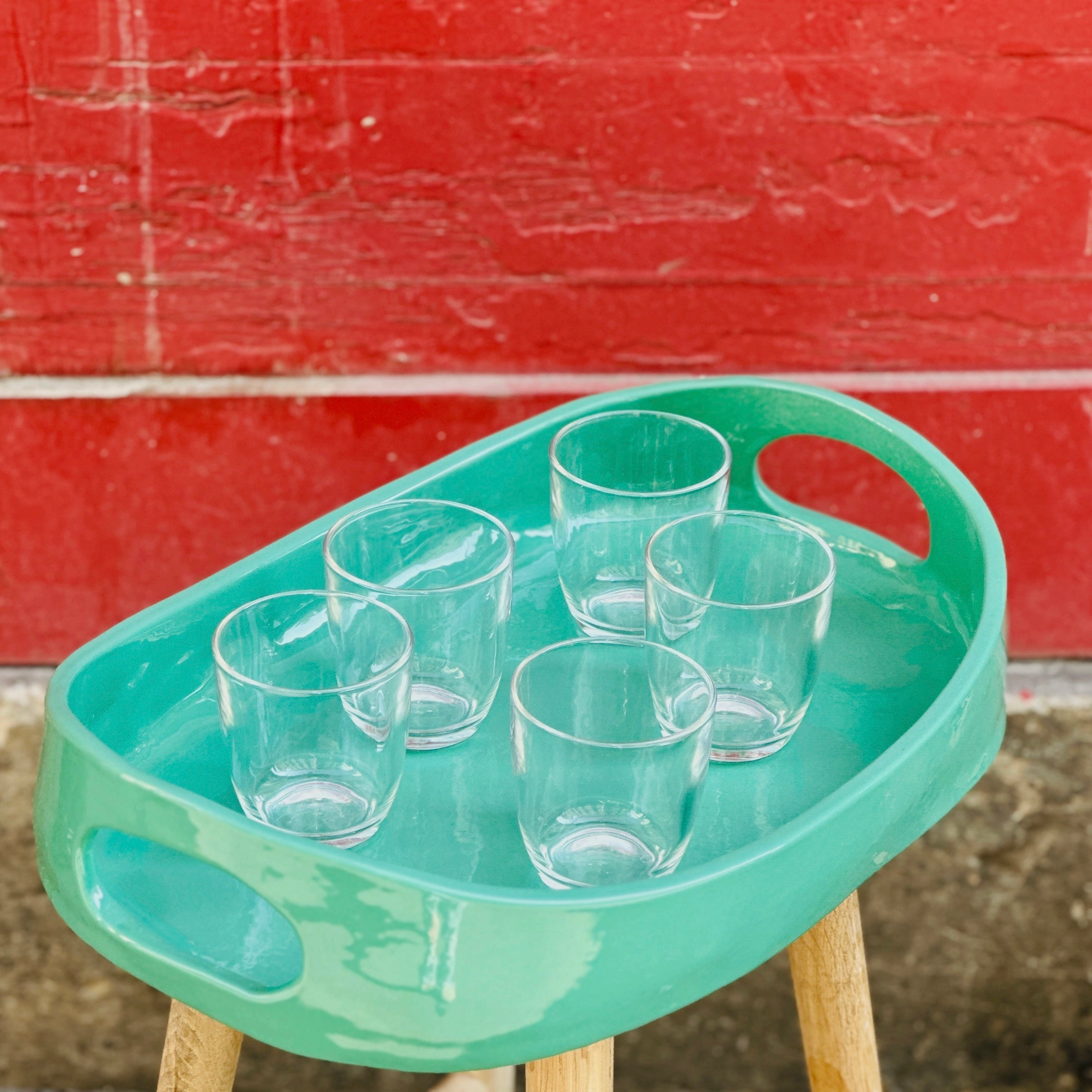 Plateau oval en faience, fabriqué à la main à Paris. Émaille vert pop. Environ 42X29 CM. Dispo sur commande dans la couleur de votre choix. CAP Céramique Artisanale Parisienne.