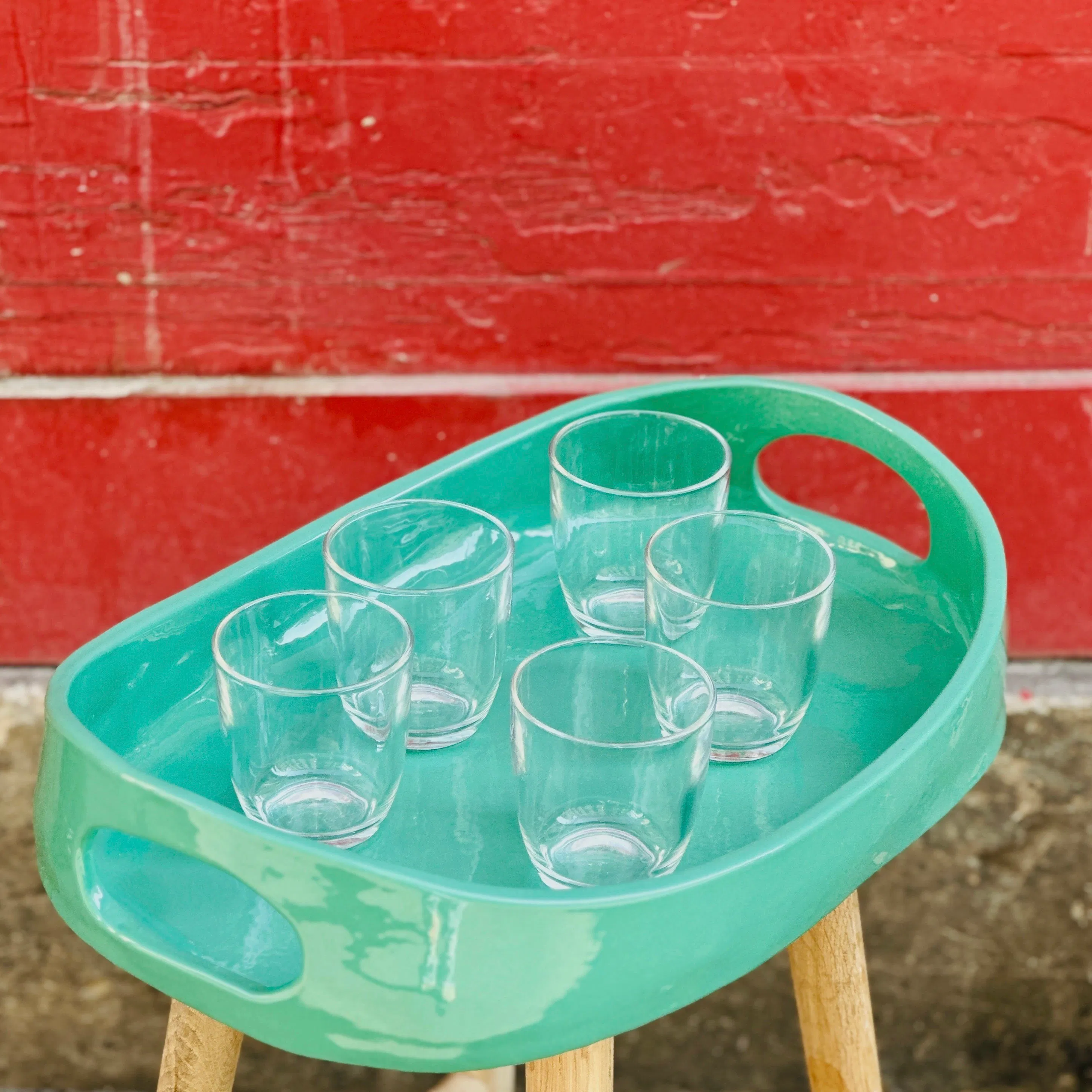 Plateau oval en faience, fabriqué à la main à Paris. Émaille vert pop. Environ 42X29 CM. Dispo sur commande dans la couleur de votre choix. CAP Céramique Artisanale Parisienne.