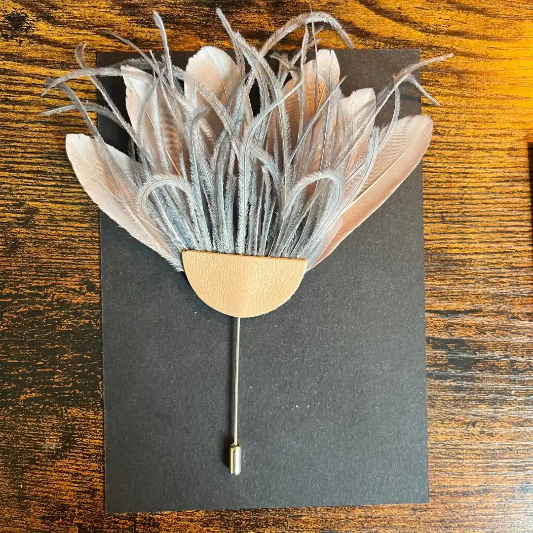 Plume décorative pour chapeaux ou comme broche