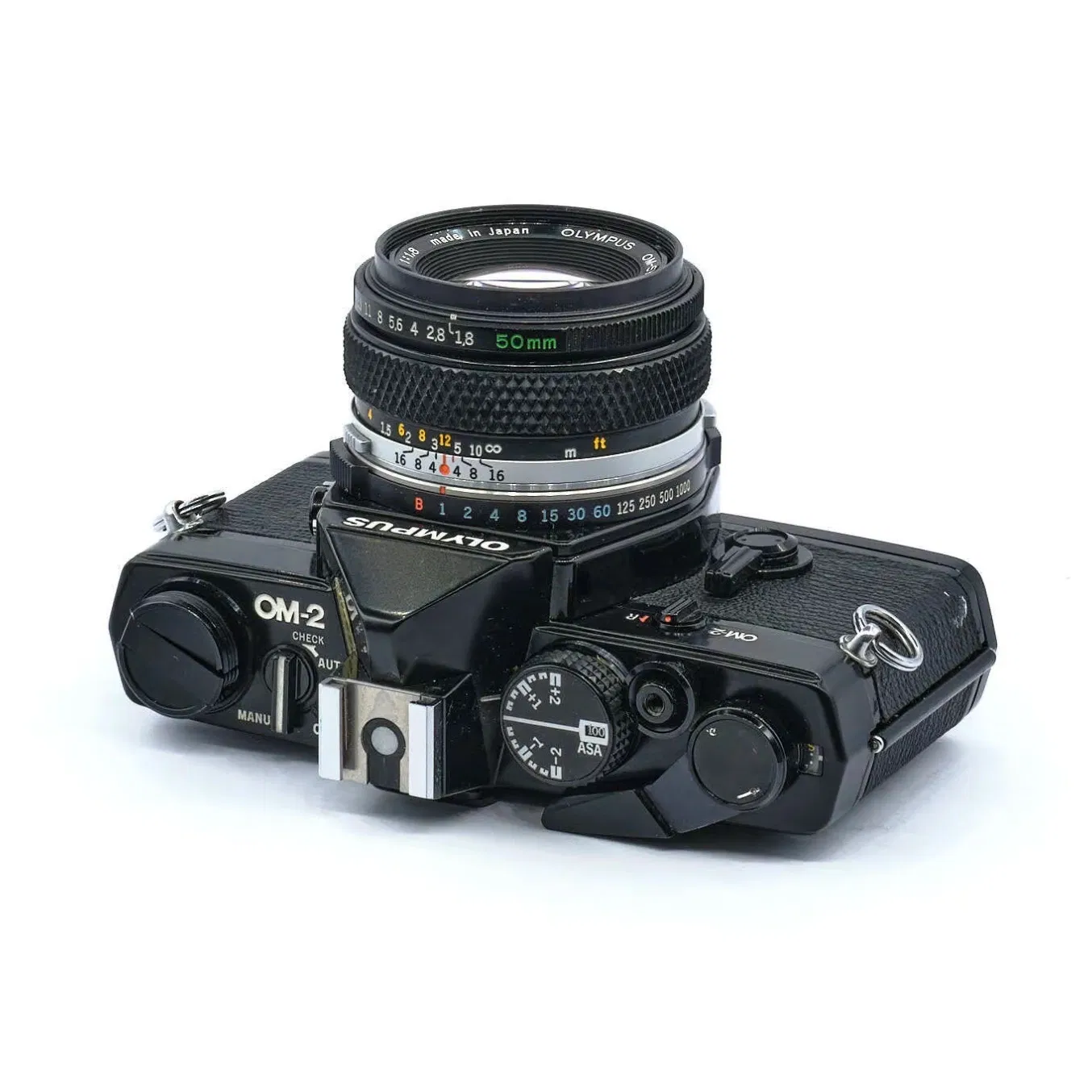 Le Olympus OM-2 est un reflex 35 mm qui a marqué son époque par son innovation, sa compacité et sa précision. Pensé comme une évolution directe du légendaire OM-1, ce boîtier se distingue par l’intégration d’un système de mesure de lumière TTL (Through The Lens) révolutionnaire pour l’époque, offrant une exposition automatique en priorité ouverture d’une grande fiabilité. Accessible et équilibré, il est idéal pour débuter dans l’univers de la photographie argentique tout en gardant une vraie marge de progression.