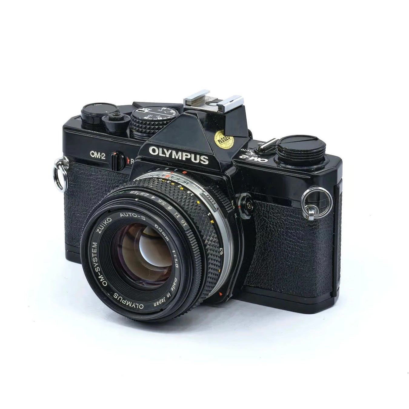 Le Olympus OM-2 est un reflex 35 mm qui a marqué son époque par son innovation, sa compacité et sa précision. Pensé comme une évolution directe du légendaire OM-1, ce boîtier se distingue par l’intégration d’un système de mesure de lumière TTL (Through The Lens) révolutionnaire pour l’époque, offrant une exposition automatique en priorité ouverture d’une grande fiabilité. Accessible et équilibré, il est idéal pour débuter dans l’univers de la photographie argentique tout en gardant une vraie marge de progression.