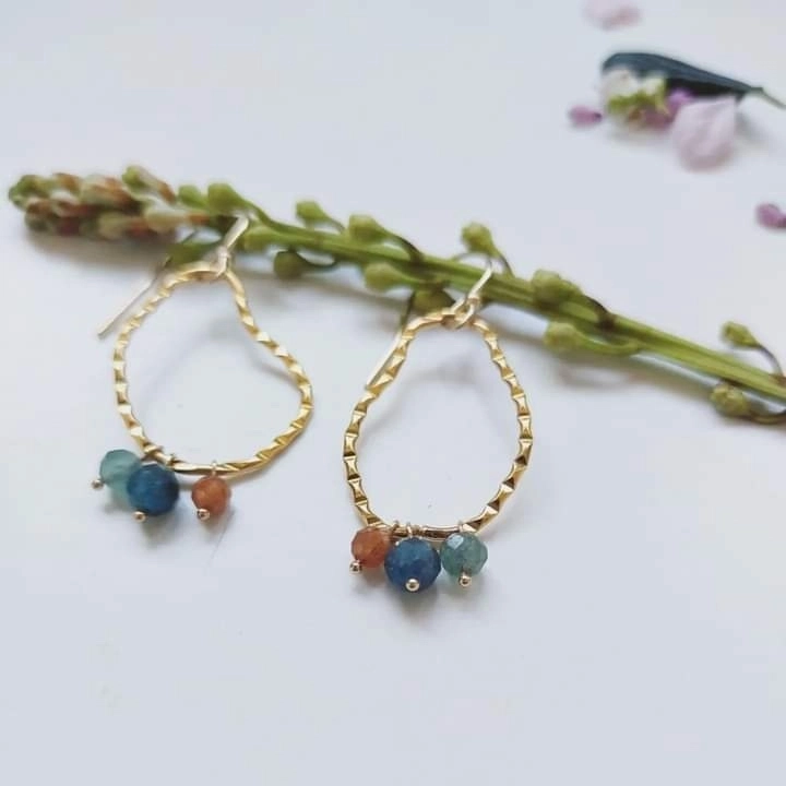 Boucles d'oreilles en acier inoxydable. Apatites, cornalines