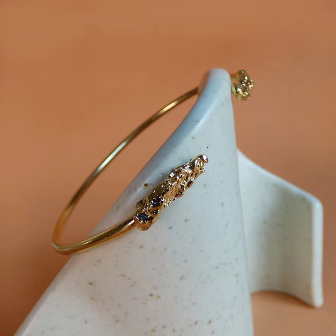 Le jonc AURUM est un bracelet rigide avec deux pépites à ses extrémités. Ce bijou à l'aspect brut et irrégulier, à chaque fois unique d'une pièce à l'autre, s'inspire des pépites d'or naturelles.
Les bijoux Atelier Nicol sont entièrement fabriqués en laiton (sans nickel, non allergène), puis recouverts d'un bain d'or. Le placage trois microns permet à chaque pièce de pouvoir vous accompagner au quotidien et de durer dans le temps. Les bijoux plaqué argent sont, quant à eux, recouvert d'un bain d'argent de dix microns.