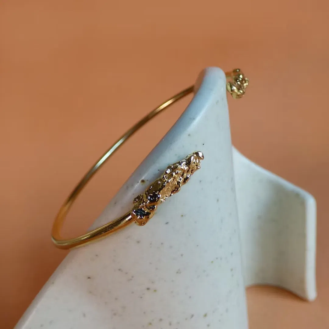 Le jonc AURUM est un bracelet rigide avec deux pépites à ses extrémités. Ce bijou à l'aspect brut et irrégulier, à chaque fois unique d'une pièce à l'autre, s'inspire des pépites d'or naturelles.
Les bijoux Atelier Nicol sont entièrement fabriqués en laiton (sans nickel, non allergène), puis recouverts d'un bain d'or. Le placage trois microns permet à chaque pièce de pouvoir vous accompagner au quotidien et de durer dans le temps. Les bijoux plaqué argent sont, quant à eux, recouvert d'un bain d'argent de dix microns.