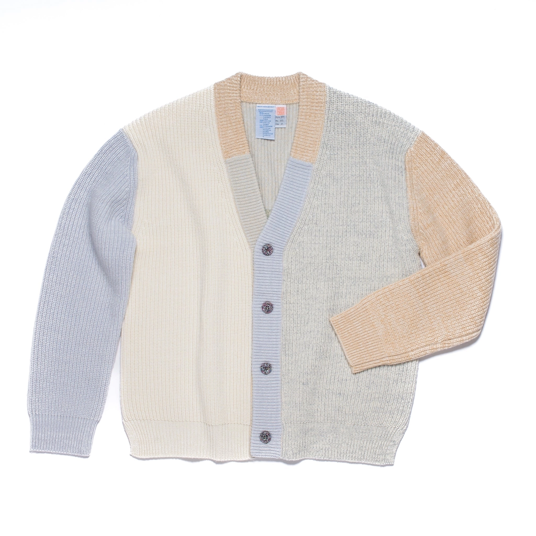 Cardigan tricoté taille M. PATTI est un cardigan à col en V avec une large patte de boutonnage façon patchwork.
Sa coupe droite et décontractée présente des épaules tombantes et des fentes sur les coutures latérales. Les boutons sont fabriqués à partir de plastique recyclé.
Le modèle est défini, mais les couleurs et le fil sont choisis par la roue de la fortune WYP, ce qui rend chaque pièce véritablement unique au monde.