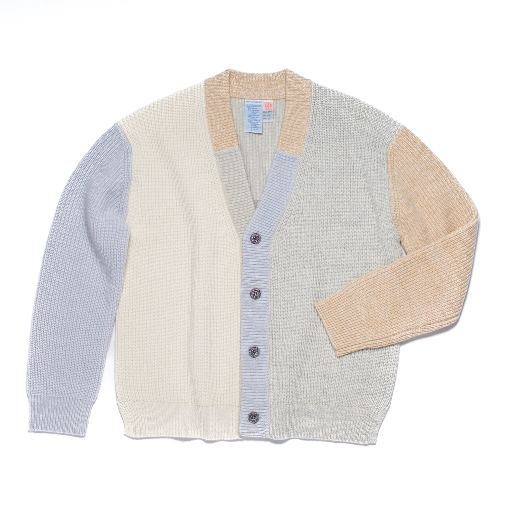 Cardigan tricoté taille M. PATTI est un cardigan à col en V avec une large patte de boutonnage façon patchwork.
Sa coupe droite et décontractée présente des épaules tombantes et des fentes sur les coutures latérales. Les boutons sont fabriqués à partir de plastique recyclé.
Le modèle est défini, mais les couleurs et le fil sont choisis par la roue de la fortune WYP, ce qui rend chaque pièce véritablement unique au monde.