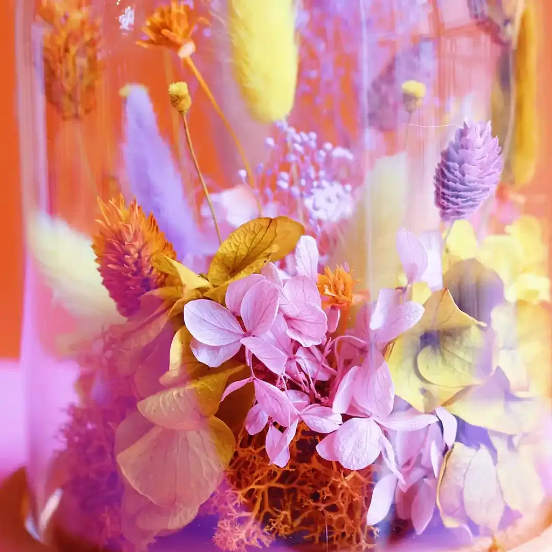 Moyenne cloche de fleurs séchées
Dimensions : ø 14 cm x H 17 cm
Rose, orange, jaune avec un socle orange peint à la main