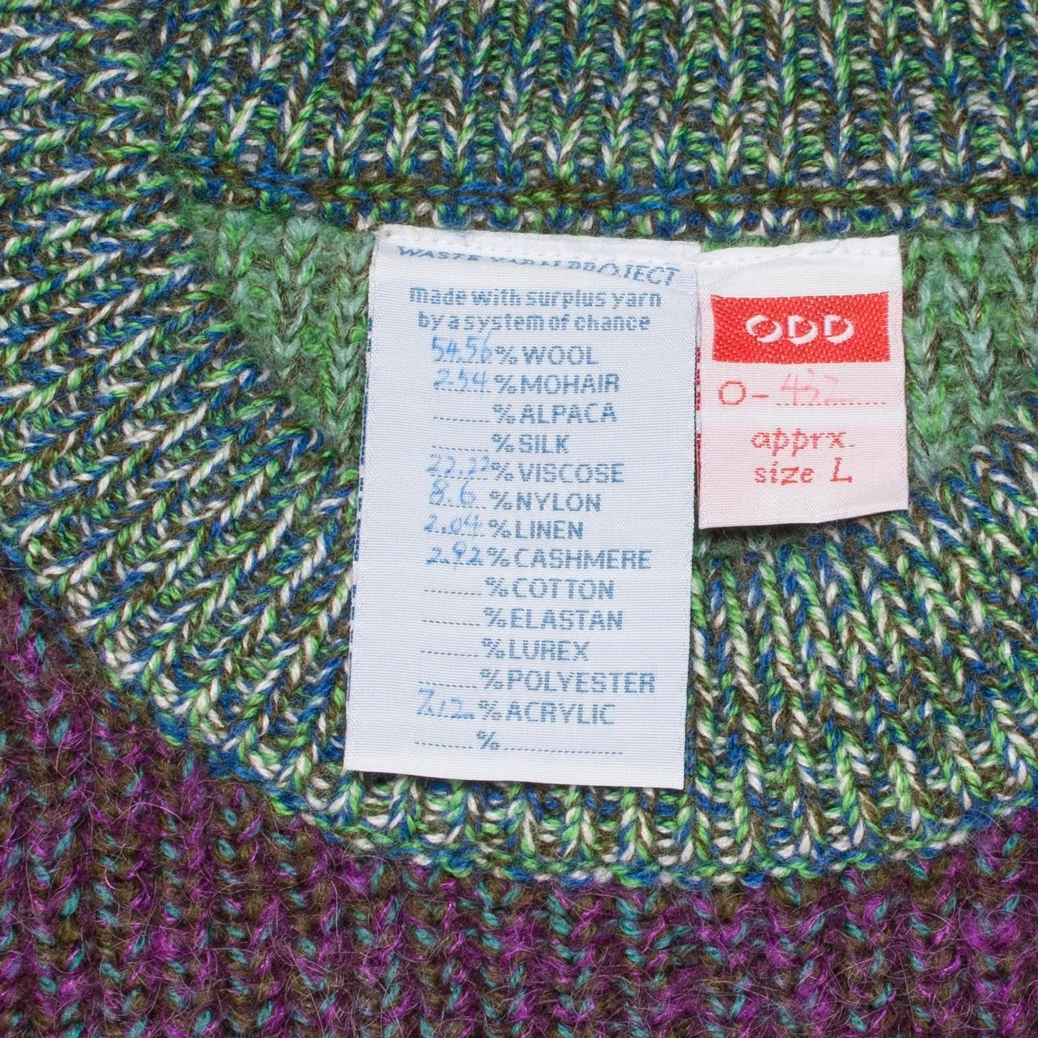 Pull tricoté taille L. ODD est notre pull ras-du-cou classique, parfaitement imparfait.
Sa coupe droite et décontractée est complétée par des épaules tombantes.
Le modèle est défini, mais les couleurs et le fil sont choisis par la roue de la fortune WYP.
Ainsi, chaque pièce est vraiment unique au monde !