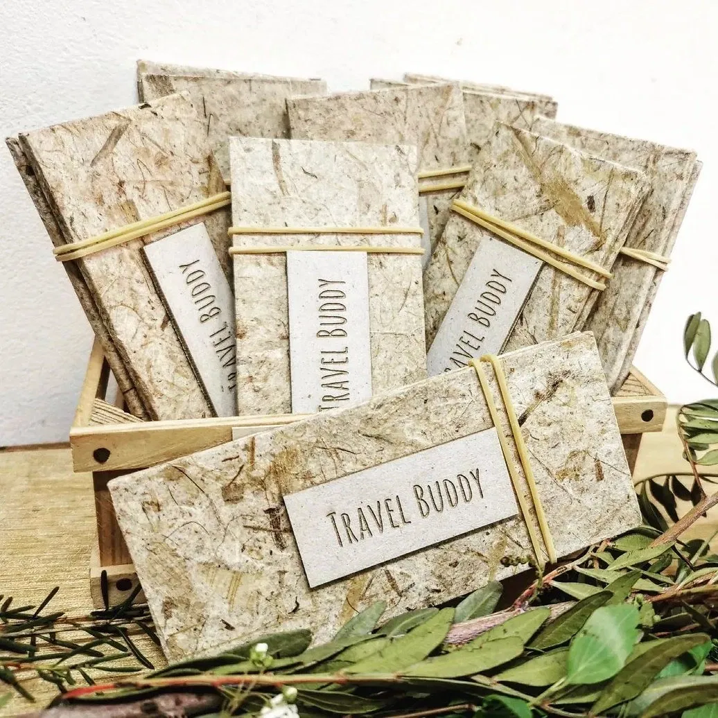 Le petit compagnon à toujours avoir dans son sac en voyage, le voilà ! Un mini format, une couverture rigide et à l'intérieur une longue frise de papier à dessin. De quoi y croquer les paysages qui défilent sous tes yeux, ou y noter les étapes de ton voyage ?
- Format 11x5cm
- Couverture rigide recouverte d'un papier kozo fait-main en Thaïlande (avec inclusions de coco)
- Frise de papier à dessin 180g