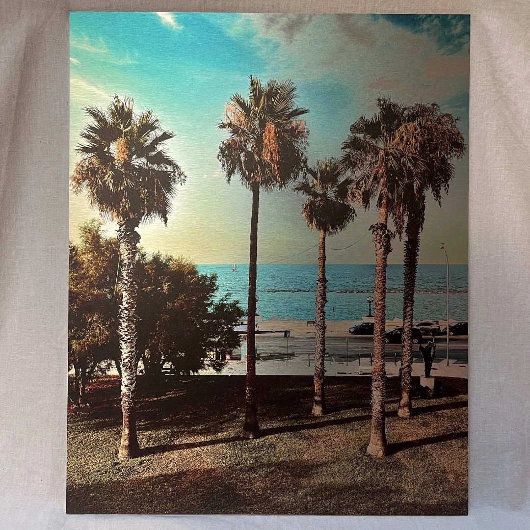 Les palmiers de Bari (30x40) Inspirée des cartes postales des années 70, avec un rythme de palmiers à Bari, Italie, retouchée pour un effet rétro.