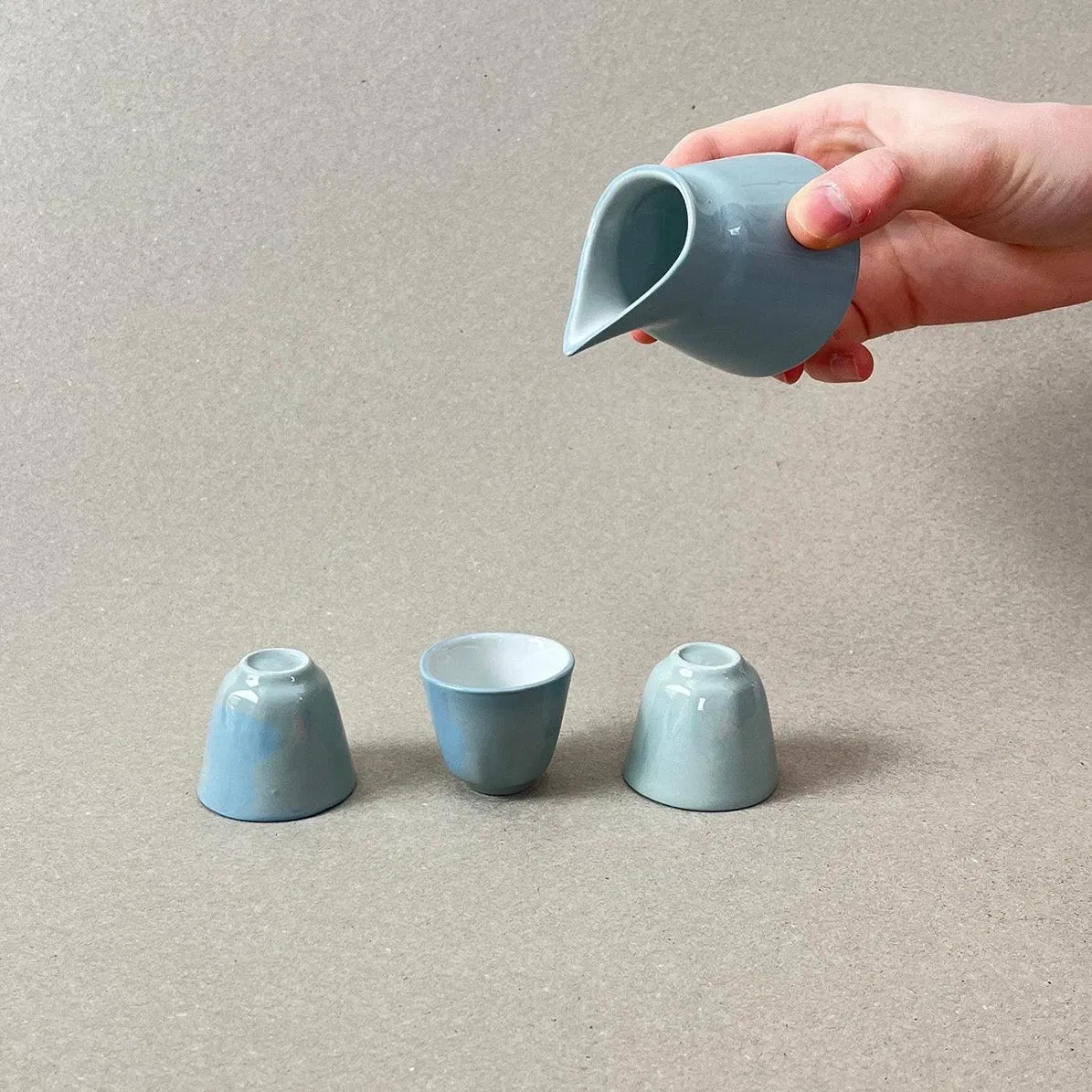 Ce mignon set de trois verres à liqueur est le parfait cadeau pour célébrer en toutes circonstances. Pourquoi trois ? Eugène Griotte a toujours eu un faible pour les chiffres impaires. Le goût de l’imprévu sans doute. Dimension verre solo : 4 x 4 cm