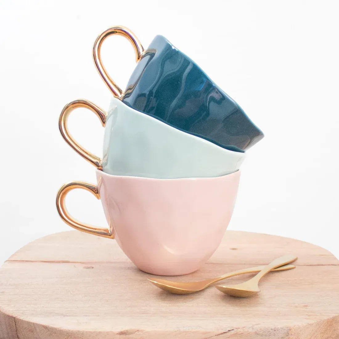 Large tasse en porcelaine de la collection Good Morning avec anse dorée. Sa taille généreuse permet de déguster de grandes tasses de thé ou des chocolats chauds, ainsi que des grands cafés crème le matin. Peuvent être assorties aux soucoupes en porcelaine de la même collection. Disponible dans une dizaine de coloris.
Dimensions: Ø 11 x 9 cm