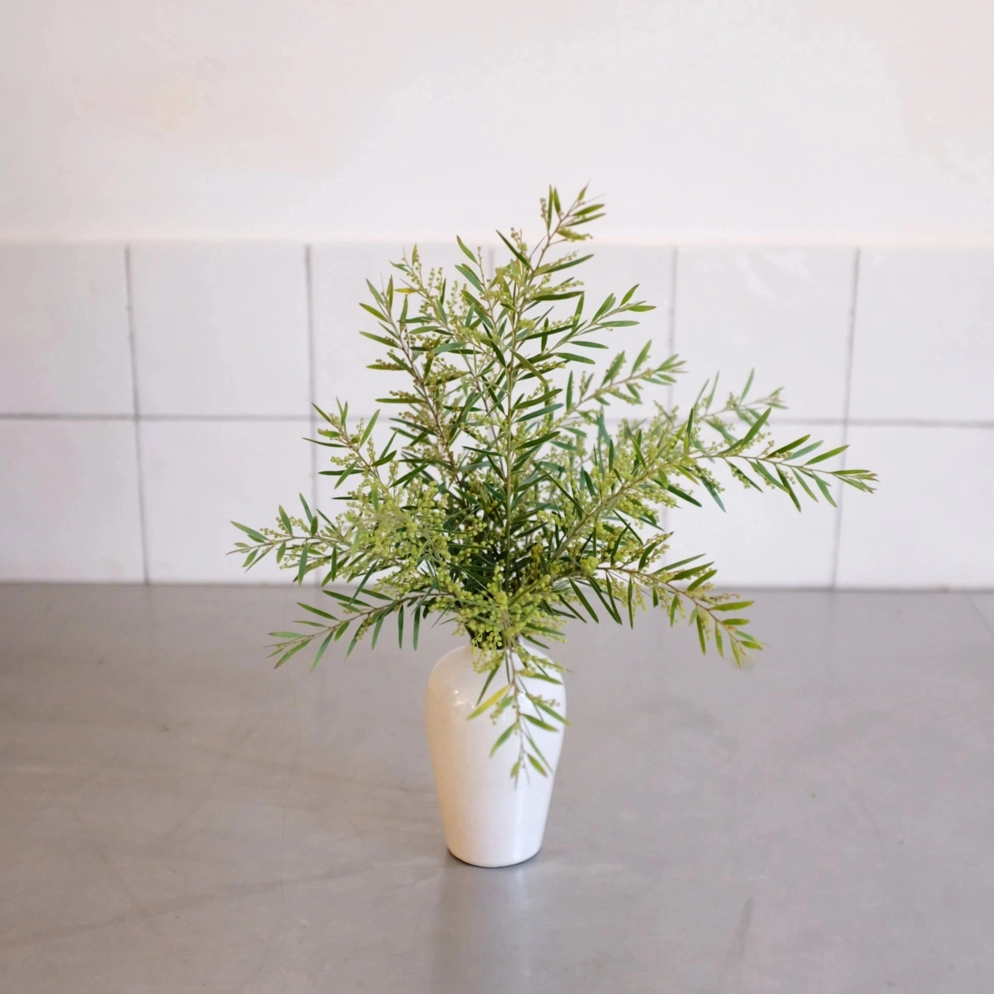 Découvrez notre sélection de vases en céramique fabriqués à la main au Portugal et spécialement conçus pour nos fleurs. D'OÙ VIENNENT NOS VASES? Nos vases sont tournés et émaillés à la main par une entreprise à taille humaine au Portugal. Ils ont été spécialement sélectionnés pour s'adapter aux tailles de nos bouquets et sont estampillés Désirée. DIMENSIONS ET COULEUR DU VASE La collection de vases portugais créée pour Désirée se compose de quatre tailles. Le petit vase mesure 12 cm de hauteur / 2 cm d'ouverture Conçu pour se marier avec tous les intérieurs, ce vase est de couleur blanche . L'émail lui apporte une touche de brillance . Pièces uniques, ces vases en céramique peuvent présenter de légères variations de couleur et de taille ainsi que des petites imperfections qui attestent de leur fabrication artisanale. Matière vivante, le grès ne doit pas être mis en contact direct avec les matières sensibles à l'humidité (bois par exemple). QUEL BOUQUET CHOISIR AVEC CE VASE? Si vous décidez d'offrir des fleurs avec le petit vase portugais , n ous vous conseillons de choisir : le mini bouquet proposé en option , composé d'une sélection de fleurs et feuillage de saison. LE PETIT PLUS? A chaque commande de bouquet et de vase, nous ajustons soigneusement les dimensions et la forme du bouquet afin qu'il s'adapte parfaitement au vase (sous réserve de choisir les tailles conseillées) .