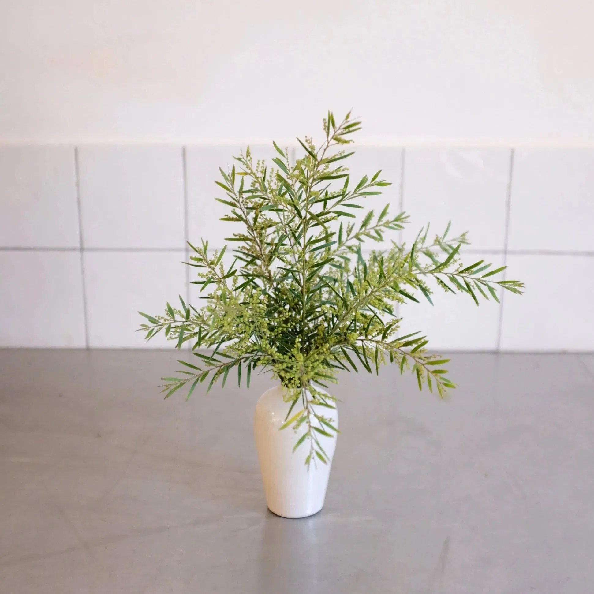 Découvrez notre sélection de vases en céramique fabriqués à la main au Portugal et spécialement conçus pour nos fleurs. D'OÙ VIENNENT NOS VASES? Nos vases sont tournés et émaillés à la main par une entreprise à taille humaine au Portugal. Ils ont été spécialement sélectionnés pour s'adapter aux tailles de nos bouquets et sont estampillés Désirée. DIMENSIONS ET COULEUR DU VASE La collection de vases portugais créée pour Désirée se compose de quatre tailles. Le petit vase mesure 12 cm de hauteur / 2 cm d'ouverture Conçu pour se marier avec tous les intérieurs, ce vase est de couleur blanche . L'émail lui apporte une touche de brillance . Pièces uniques, ces vases en céramique peuvent présenter de légères variations de couleur et de taille ainsi que des petites imperfections qui attestent de leur fabrication artisanale. Matière vivante, le grès ne doit pas être mis en contact direct avec les matières sensibles à l'humidité (bois par exemple). QUEL BOUQUET CHOISIR AVEC CE VASE? Si vous décidez d'offrir des fleurs avec le petit vase portugais , n ous vous conseillons de choisir : le mini bouquet proposé en option , composé d'une sélection de fleurs et feuillage de saison. LE PETIT PLUS? A chaque commande de bouquet et de vase, nous ajustons soigneusement les dimensions et la forme du bouquet afin qu'il s'adapte parfaitement au vase (sous réserve de choisir les tailles conseillées) .