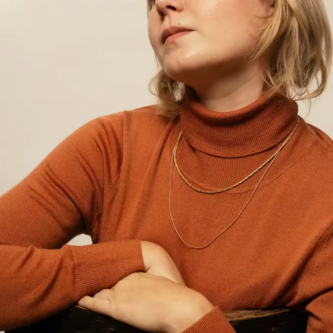 Le collier ONDA est une double chaîne, composé d'une chaîne tressée et d'une chaîne câble ronde, dont les courbes onduleuses rappellent la forme des vagues. Minimaliste, ce bijou se suffit à lui-même pour habiller une tenue.
La première chaîne mesure environ 42cm et la deuxième 50cm et peut se mettre à différents niveaux grâce à une chaînette de réglage.
Les bijoux Atelier Nicol sont entièrement fabriqués en laiton (sans nickel, non allergène), puis recouverts d'un bain d'or. Le placage trois microns permet à chaque pièce de pouvoir vous accompagner au quotidien et de durer dans le temps. Les bijoux plaqué argent sont, quant à eux, recouvert d'un bain d'argent de dix microns.