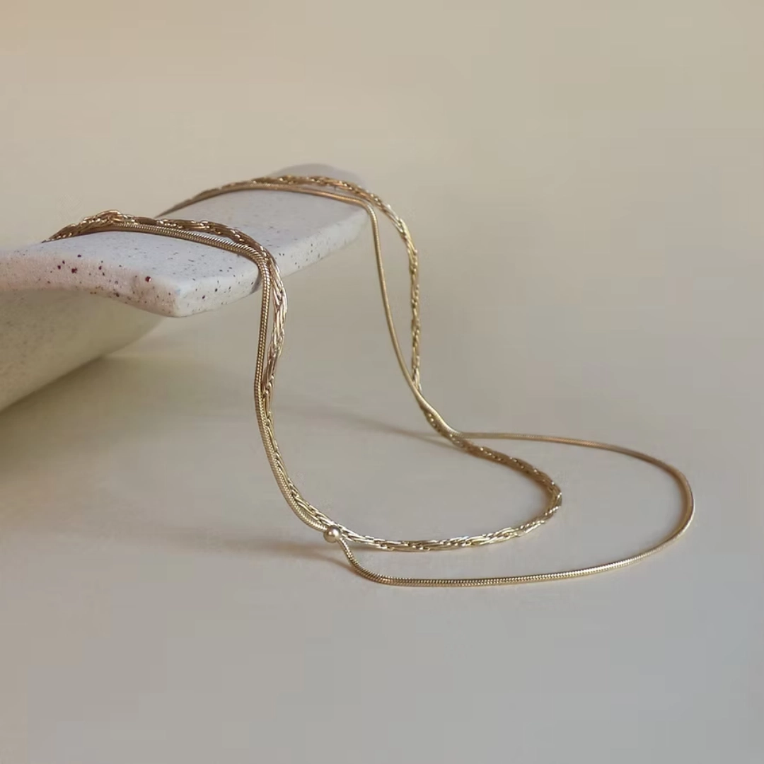 Le collier ONDA est une double chaîne, composé d'une chaîne tressée et d'une chaîne câble ronde, dont les courbes onduleuses rappellent la forme des vagues. Minimaliste, ce bijou se suffit à lui-même pour habiller une tenue.
La première chaîne mesure environ 42cm et la deuxième 50cm et peut se mettre à différents niveaux grâce à une chaînette de réglage.
Les bijoux Atelier Nicol sont entièrement fabriqués en laiton (sans nickel, non allergène), puis recouverts d'un bain d'or. Le placage trois microns permet à chaque pièce de pouvoir vous accompagner au quotidien et de durer dans le temps. Les bijoux plaqué argent sont, quant à eux, recouvert d'un bain d'argent de dix microns.