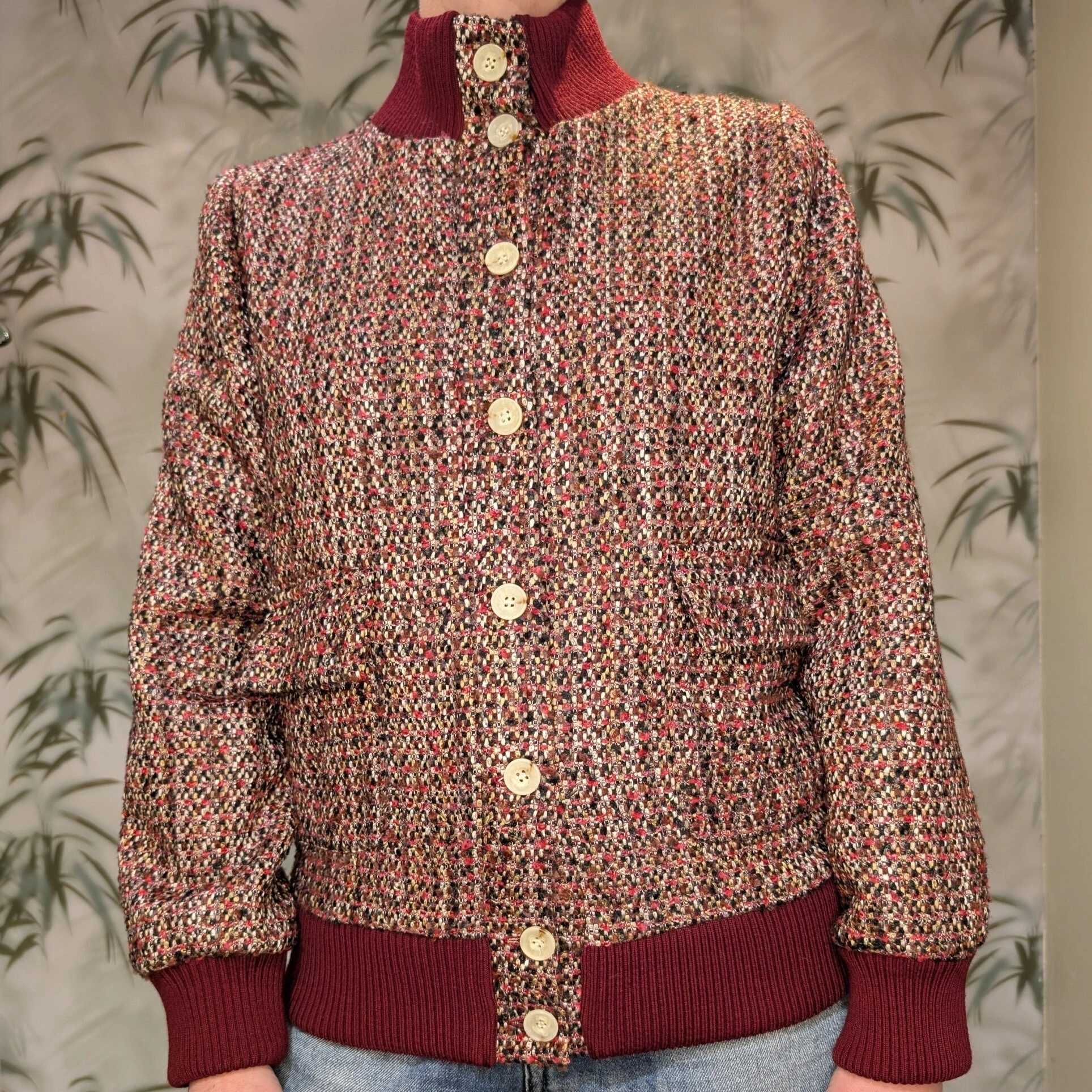 Col montant en bord-côtes
Longueur aux dessus des fesses
Poches doubles : Entrée sur le dessus et sur le côté
Manches et bas de Teddy en bord-côtes Action Maille
Doublé
Insert de portage offert pour envelopper son bébé dans son Teddy
Pièce fabriquée à Paris